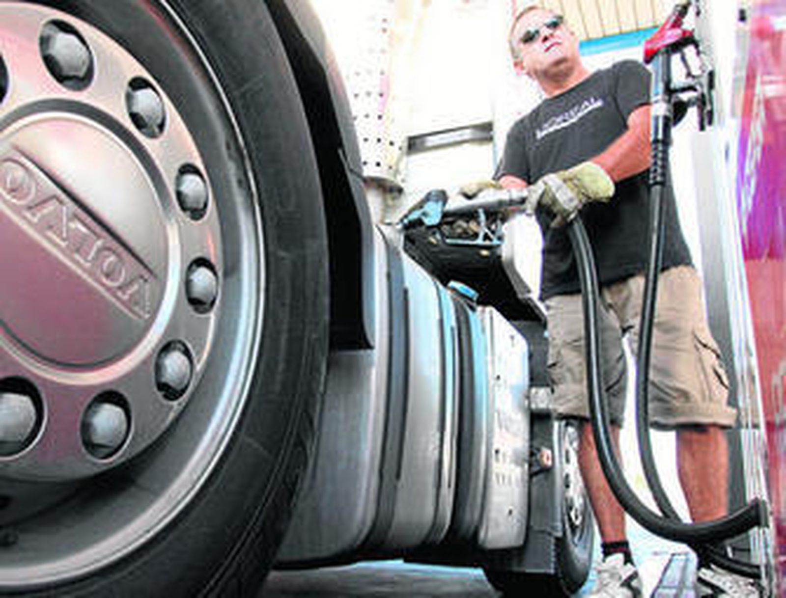 Un conductor echando gasolina.