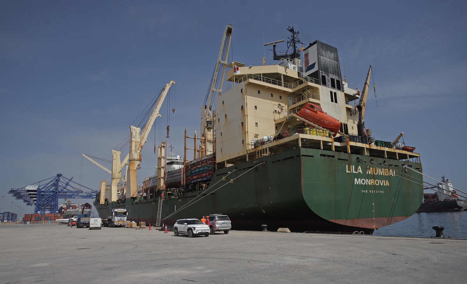 Fotos del dispositivo de descarga de las embarcaciones del buque Lila Mumbai en el Puerto de Algeciras