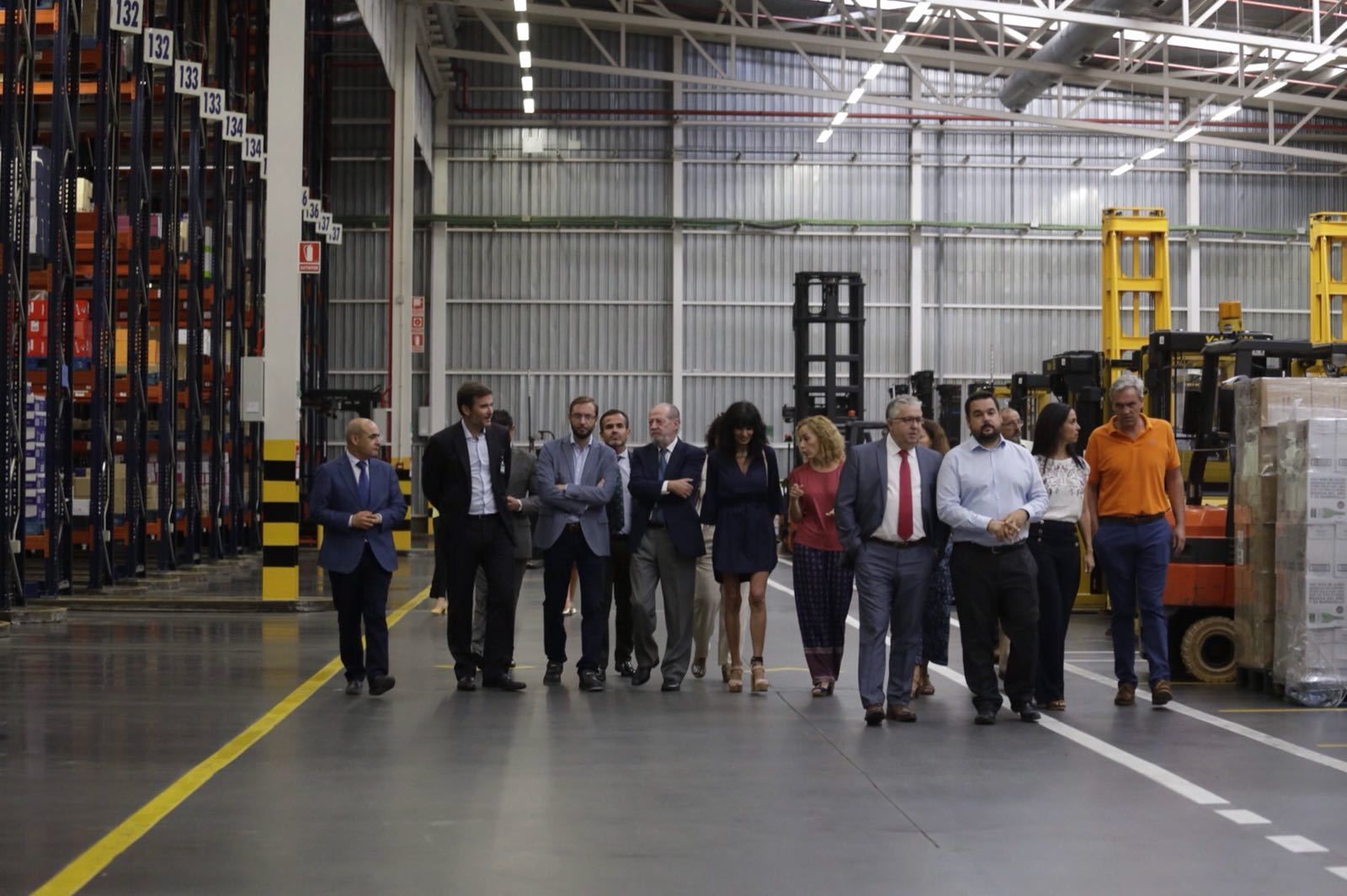 El presidente de Diputación, Fernando Rodríguez Villalobos, acompañado de otras personalidades en el centro logístico de Mercadona.