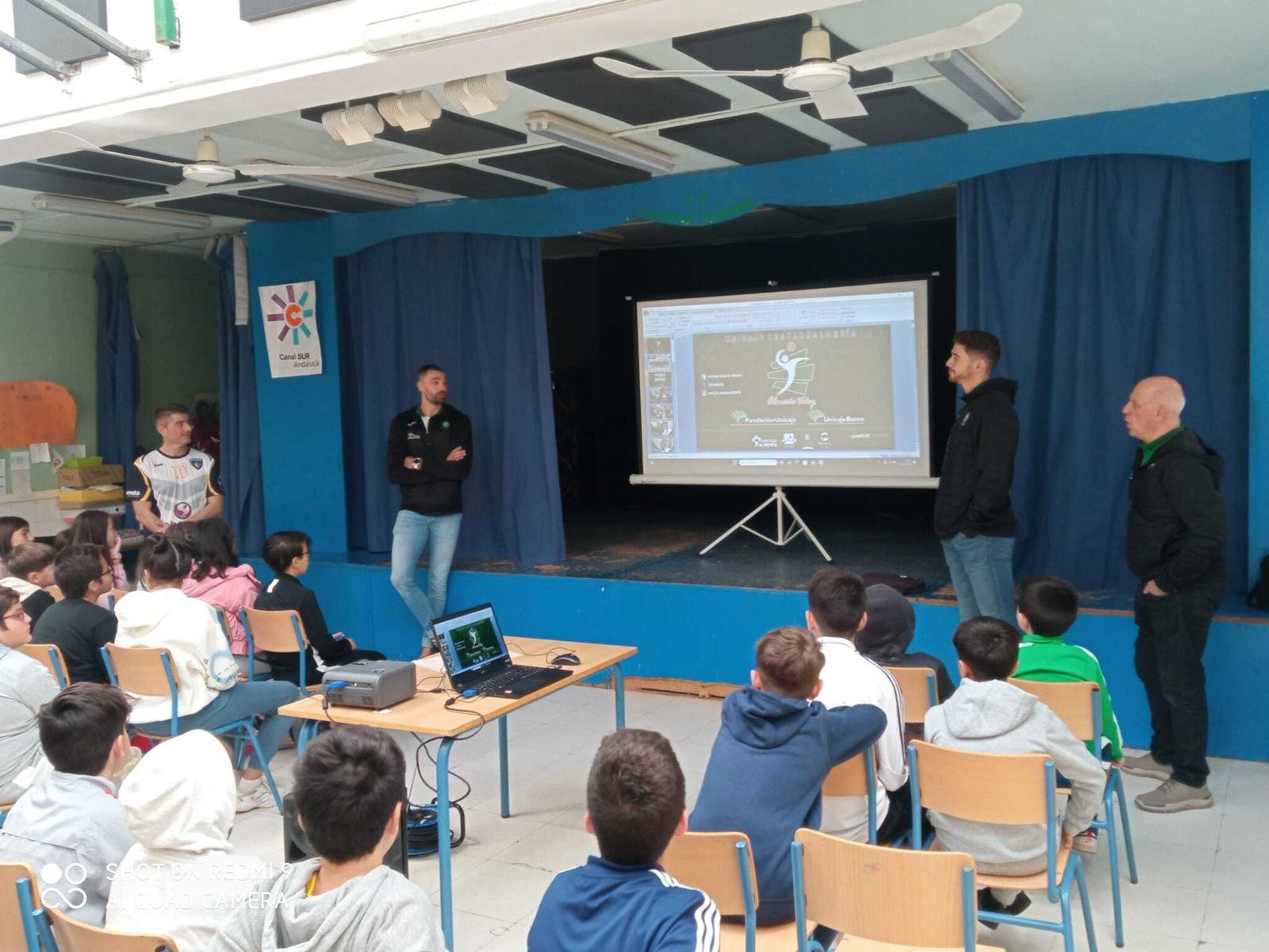 Víctor Rodríguez y Fernando Fernández con los alumnos del CEIP Santa Isabel.
