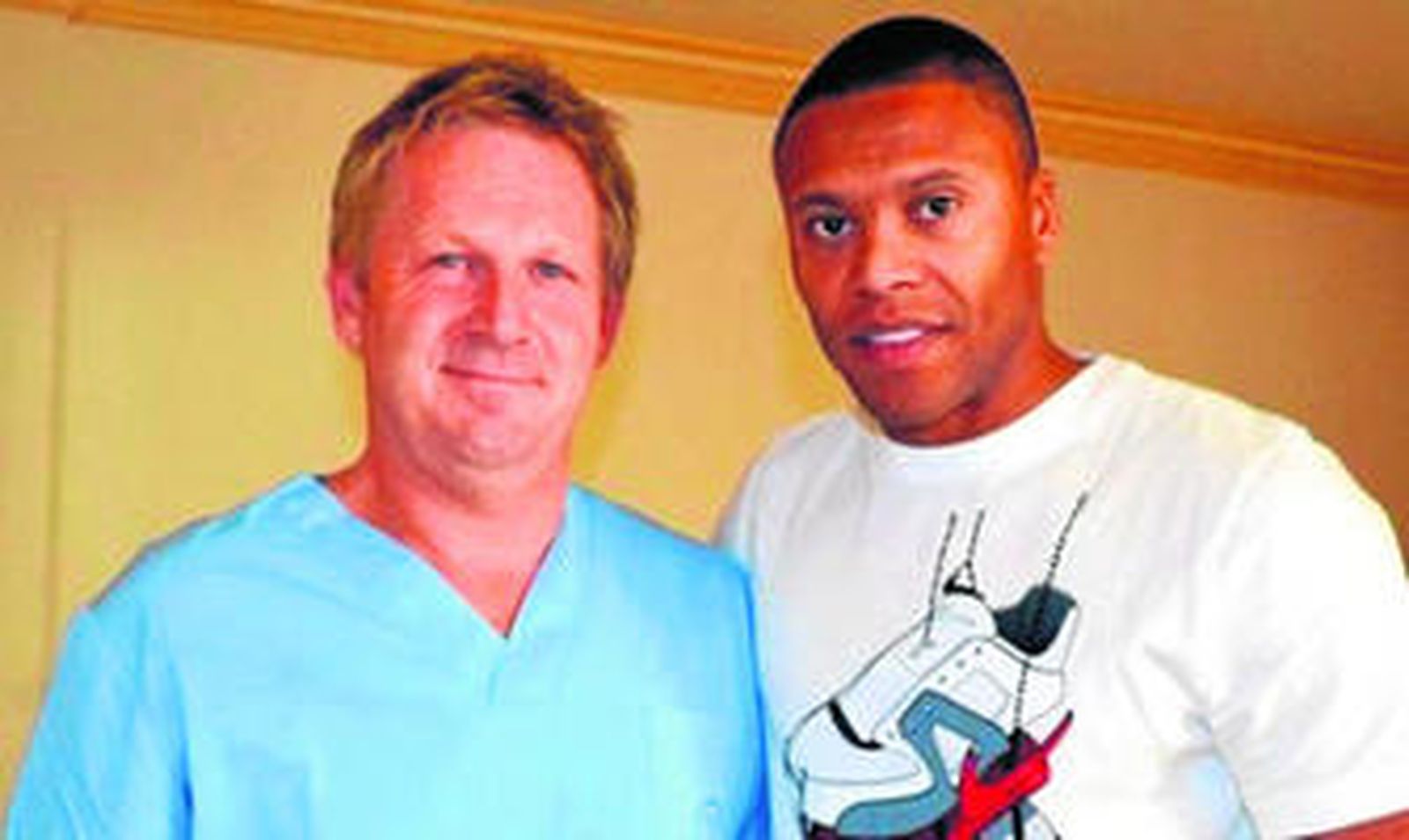 Julio Baptista, posando con el doctor Petr Spurek antes de ser intervenido en el Royal Marbella Hospital, ayer.