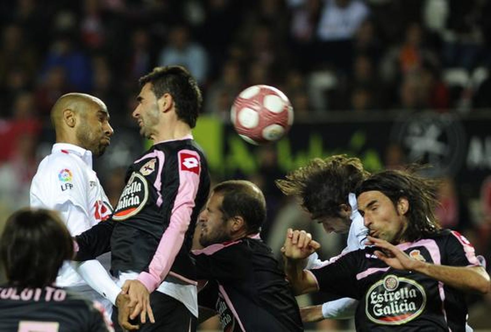 El Sevilla deja escapar otros dos puntos en su casa ante el Dépor y ya acumula 16 puntos perdidos en casa. / AFP