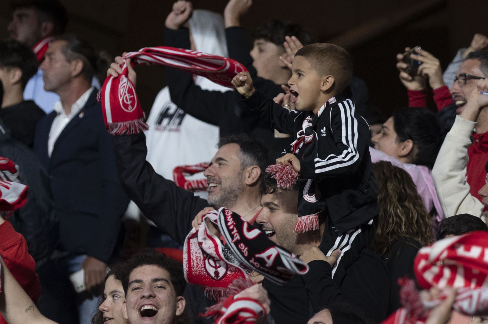 Encuéntrate en la grada en el Granada-Leganés