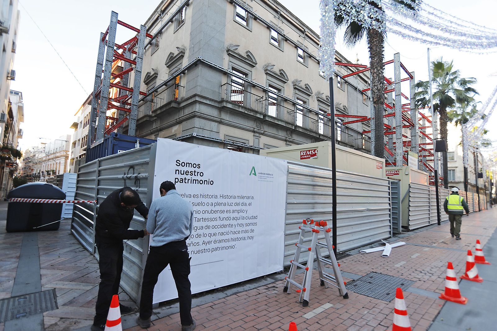 Imágenes de la colocación de vinilos de los restos arqueológicos encontrados en el antiguo edificio de Hacienda
