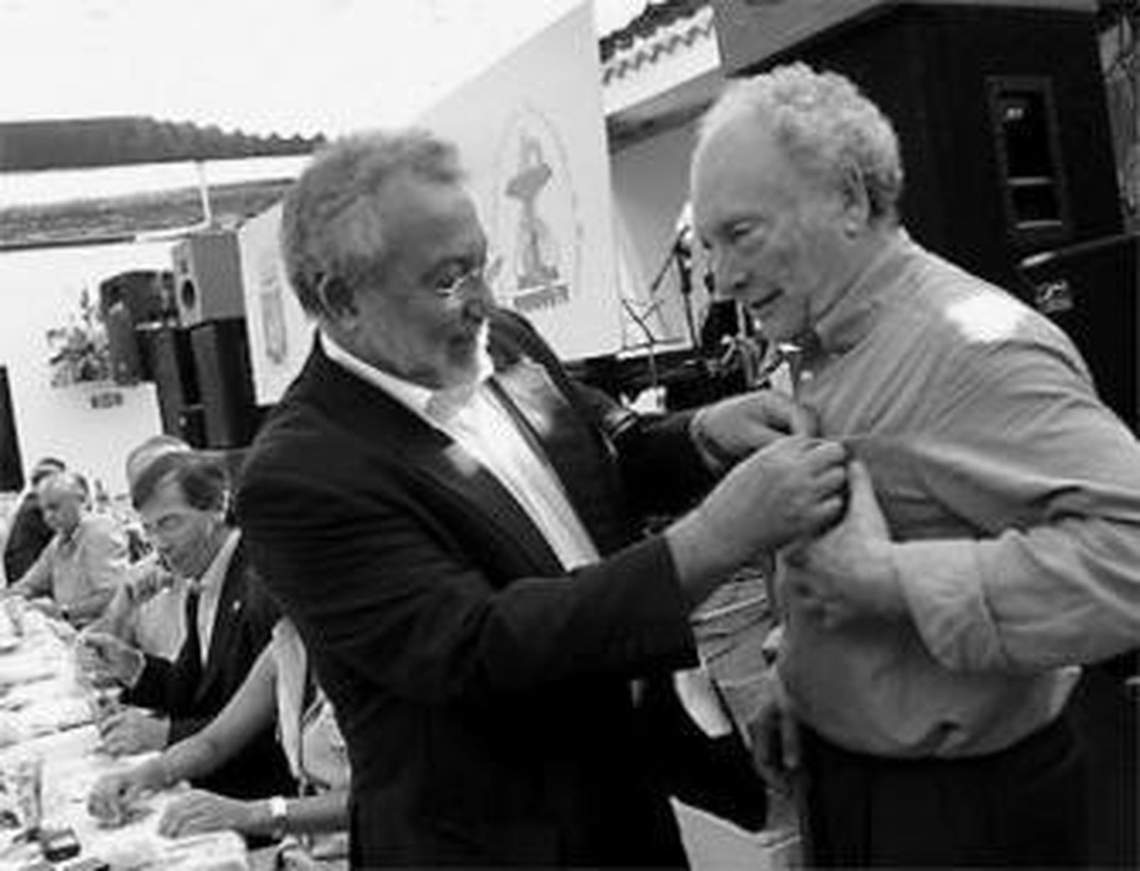 El ministro de Sanidad y Consumo, Bernat Soria, flanqueado por el alcalde de Málaga, Francisco de la Torre, y los dos galardonados durante el acto de ayer.