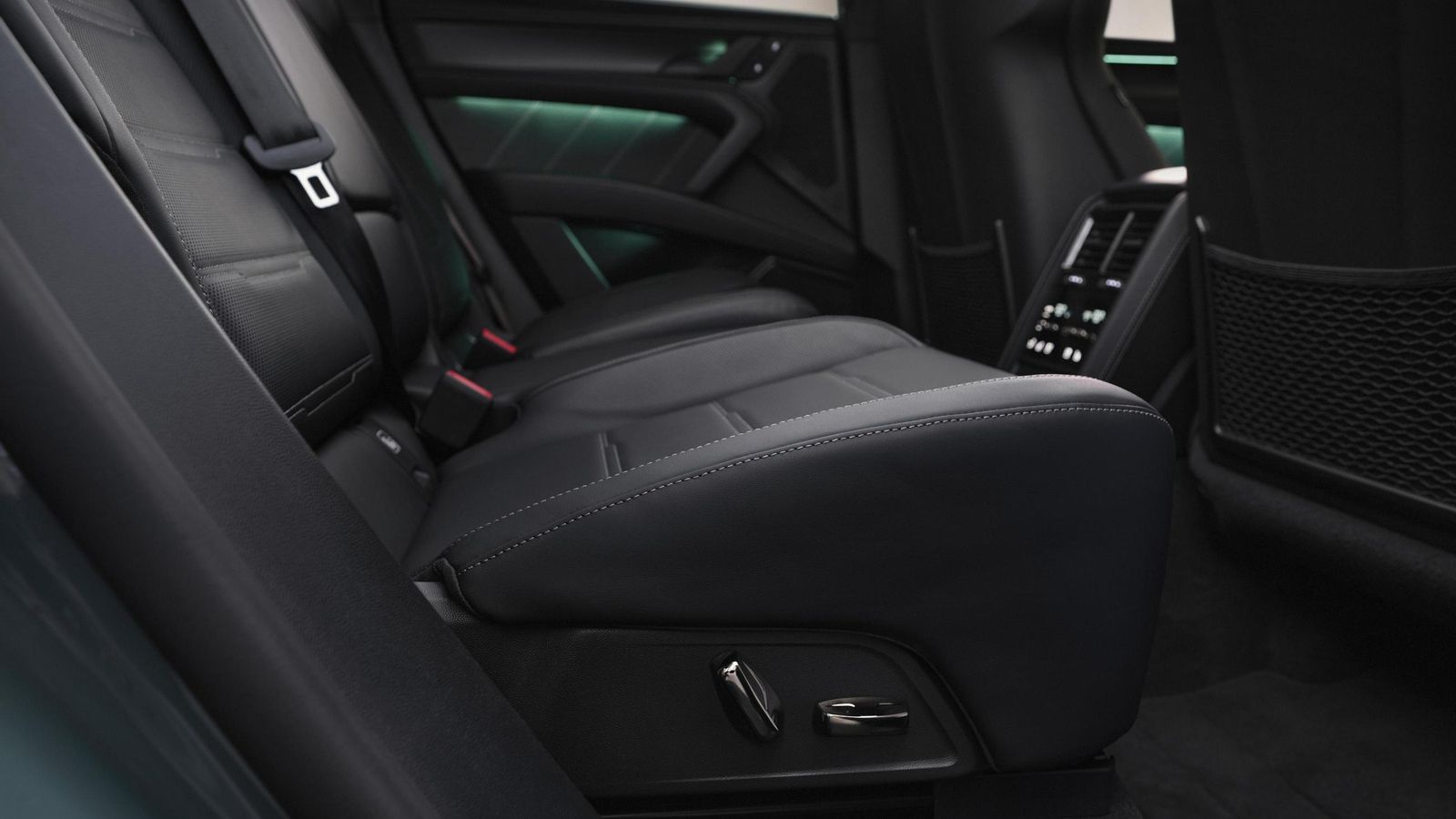 Los ocupantes de las plazas traseras tienen casi tantas regulaciones como las que pueden encontrar los de las delanteras y más espacio longitudinal que en los Cayenne de combustión.