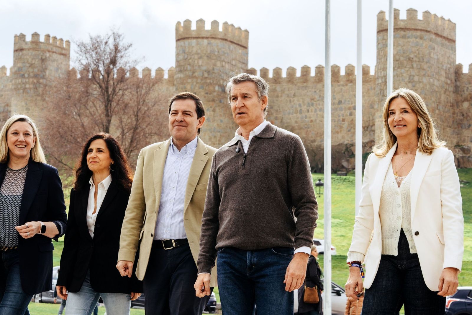 El presidente del PP, Alberto Núñez Feijóo, con el candidato del PP a la reelección en Castilla y León, Alfonso Fernández Mañueco, este sábado en Ávila.
