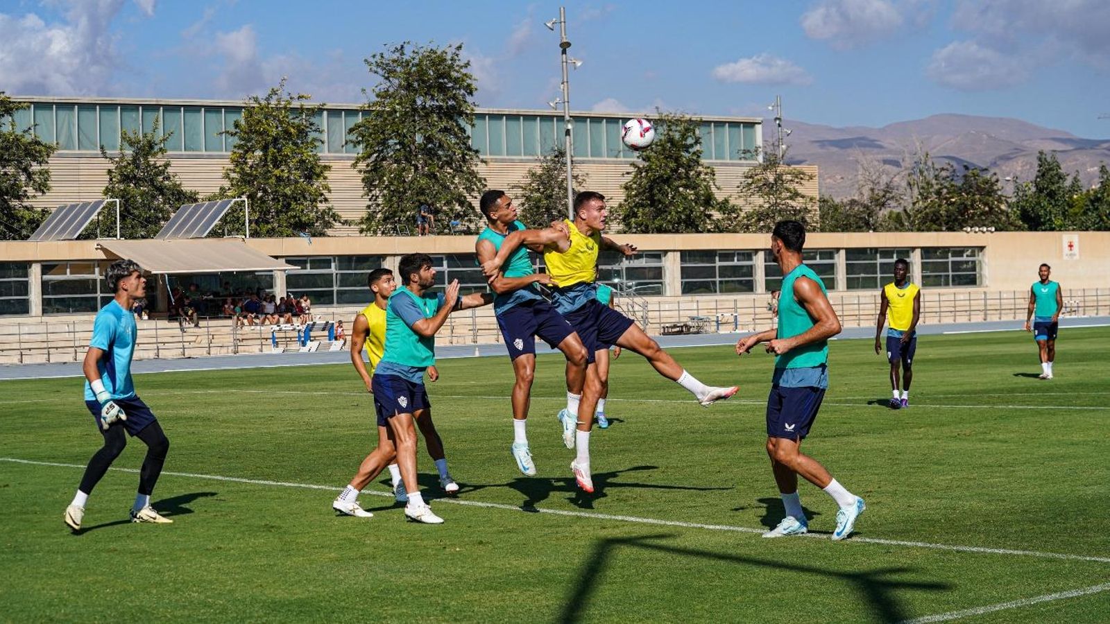 Los futbolistas trabajaron algunas acciones a balón parado. Los futbolistas trabajaron algunas acciones a balón parado.