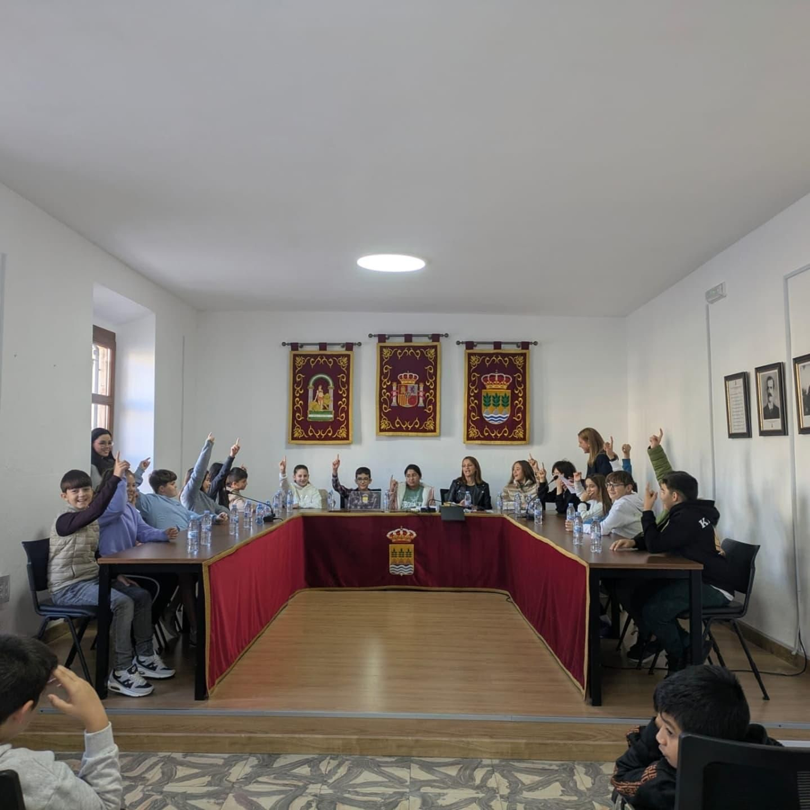 Un grupo de estudiantes visitó el Ayuntamiento albojense durante el Día de la Constitución