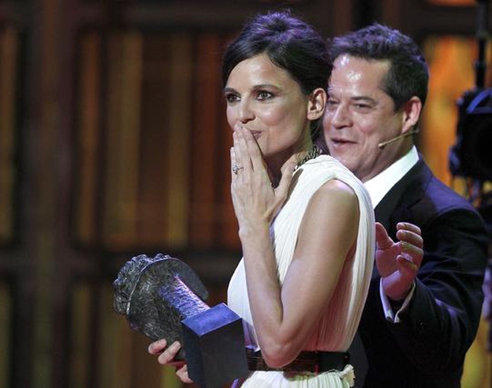 Elena Anaya con su premio a mejor actriz

Foto: EFE