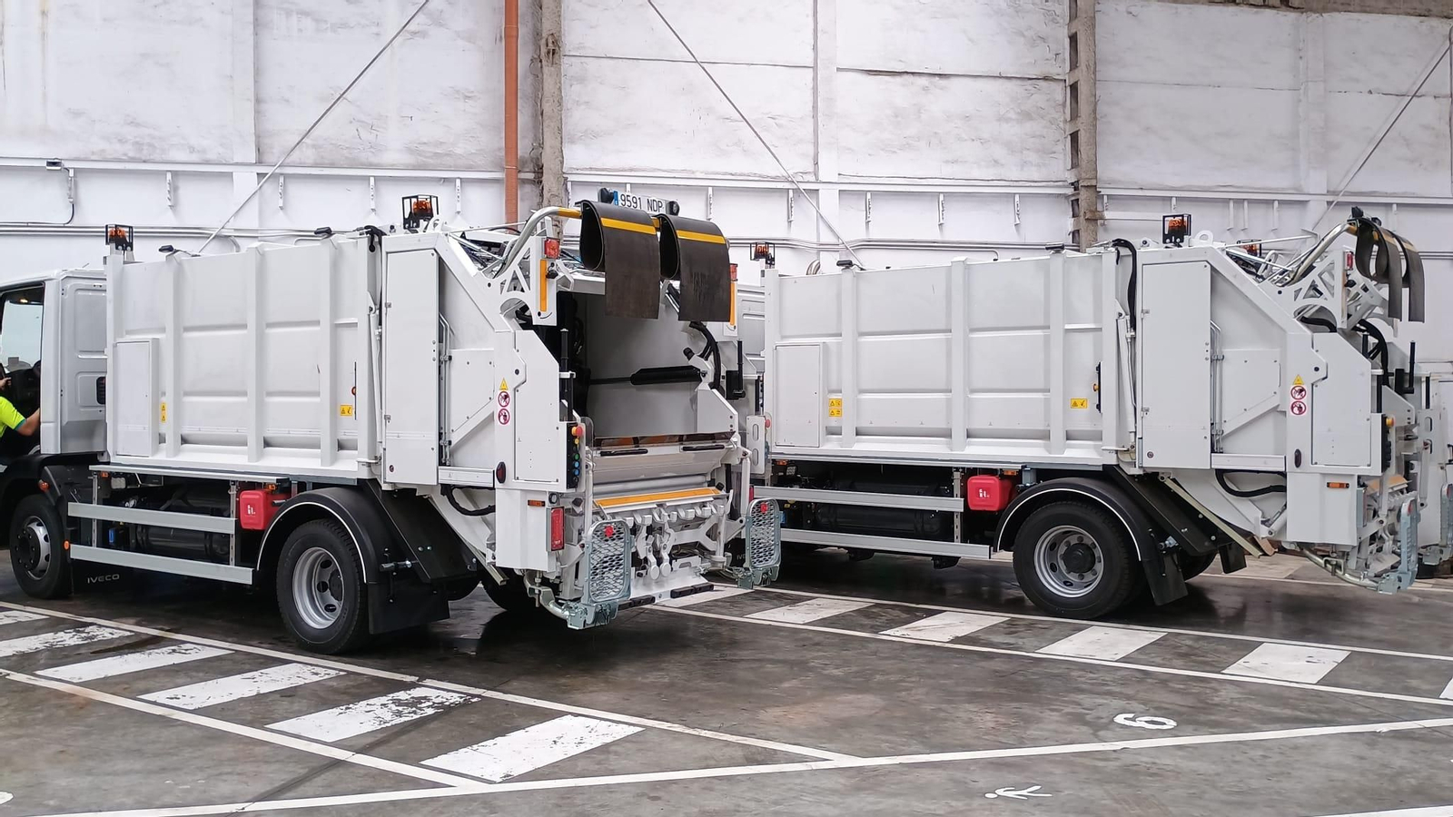 Nuevos camiones de carga trasera para la recogida de basuras de Cádiz.