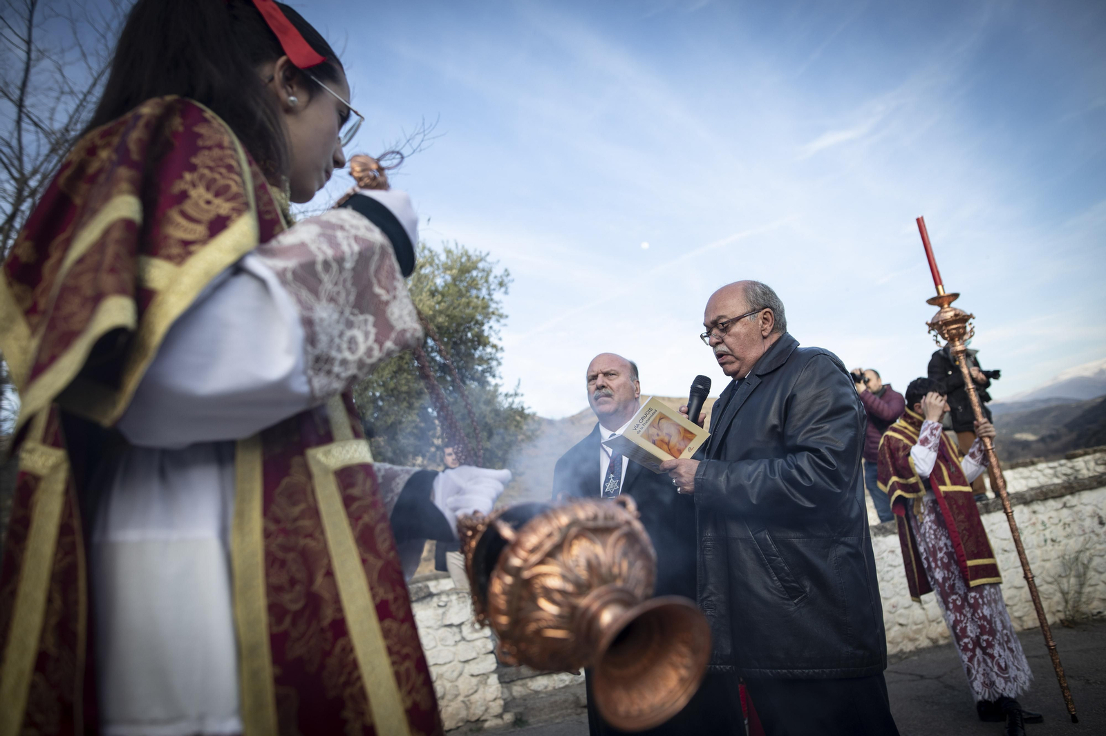 El vía crucis con el el Cristo de los Gitanos, en imágenes