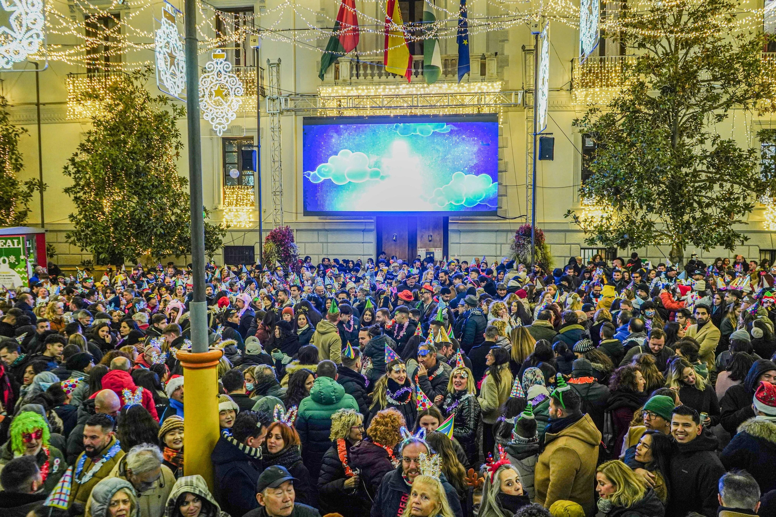 Así se vivieron las campanadas en la Plaza del Carmen de Granada: uvas y fiesta para recibir a 2024