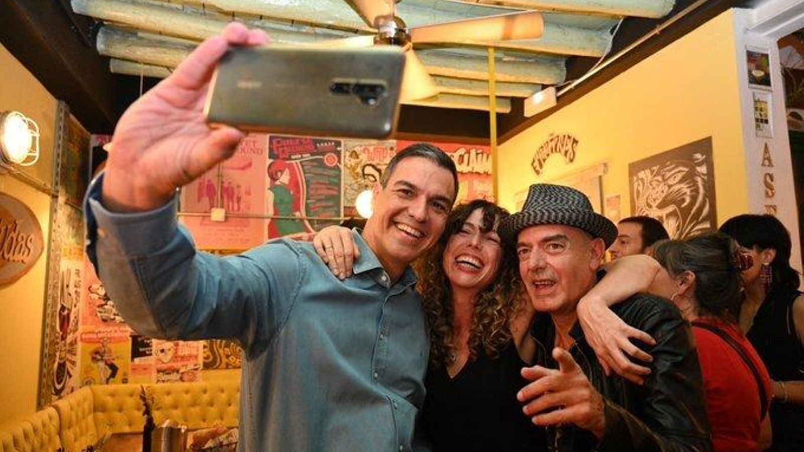 Se hizo fotos con artistas como Antonio Arias.