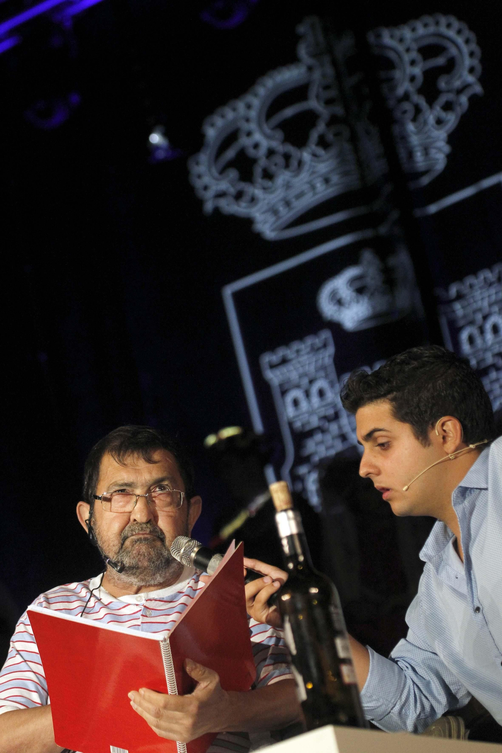 Paco Santiago (izquierda), durante el pregón de la Feria del año pasado.