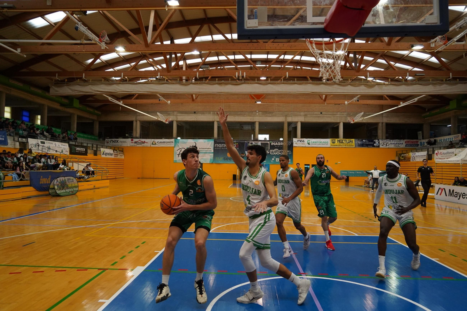 Un jugador del conjunto ejidense se prepara para realizar un tiro durante el encuentro de esta pasada jornada.
