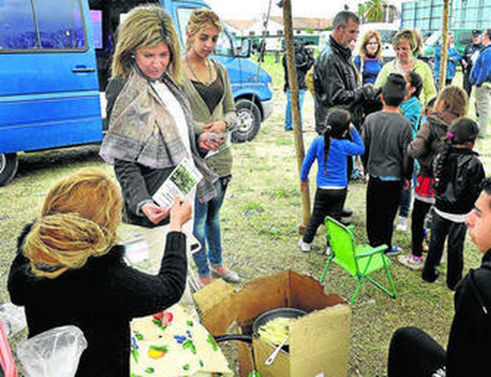 Isabel Paredes reparte el material en el campamento de las familias feriantes.