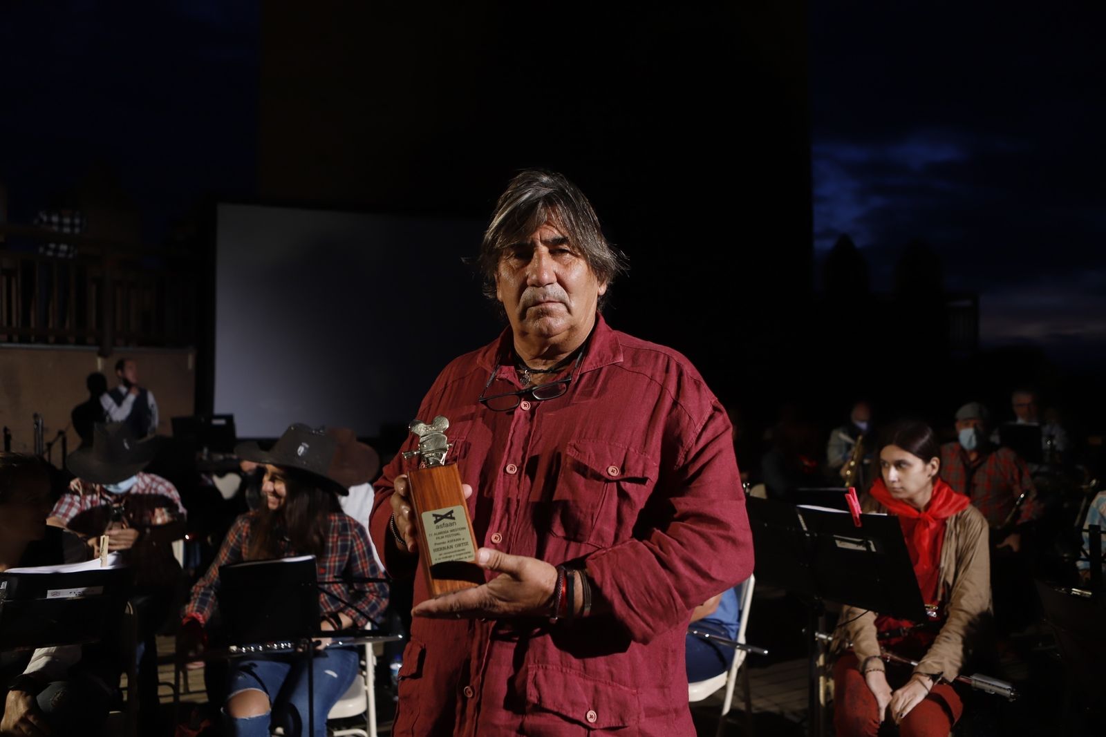 Hernán Ortiz con el premio ASFAAN que recogía en Tabernas.
