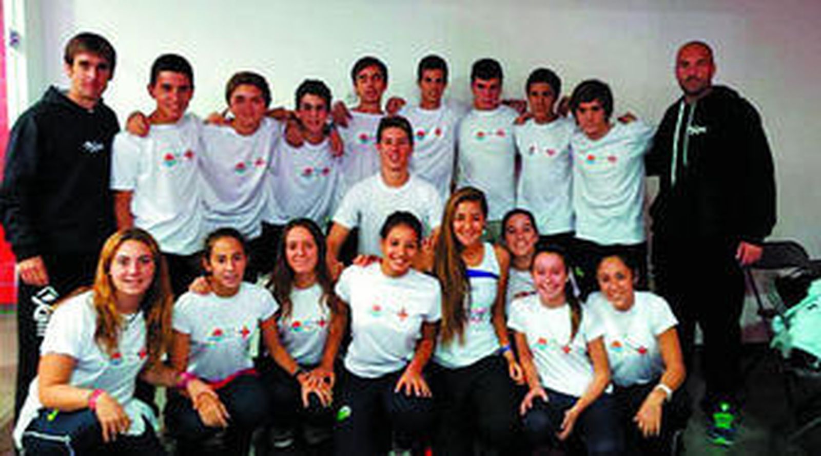 Los componentes del equipo de Las Marías posan con sus dos capitanes.