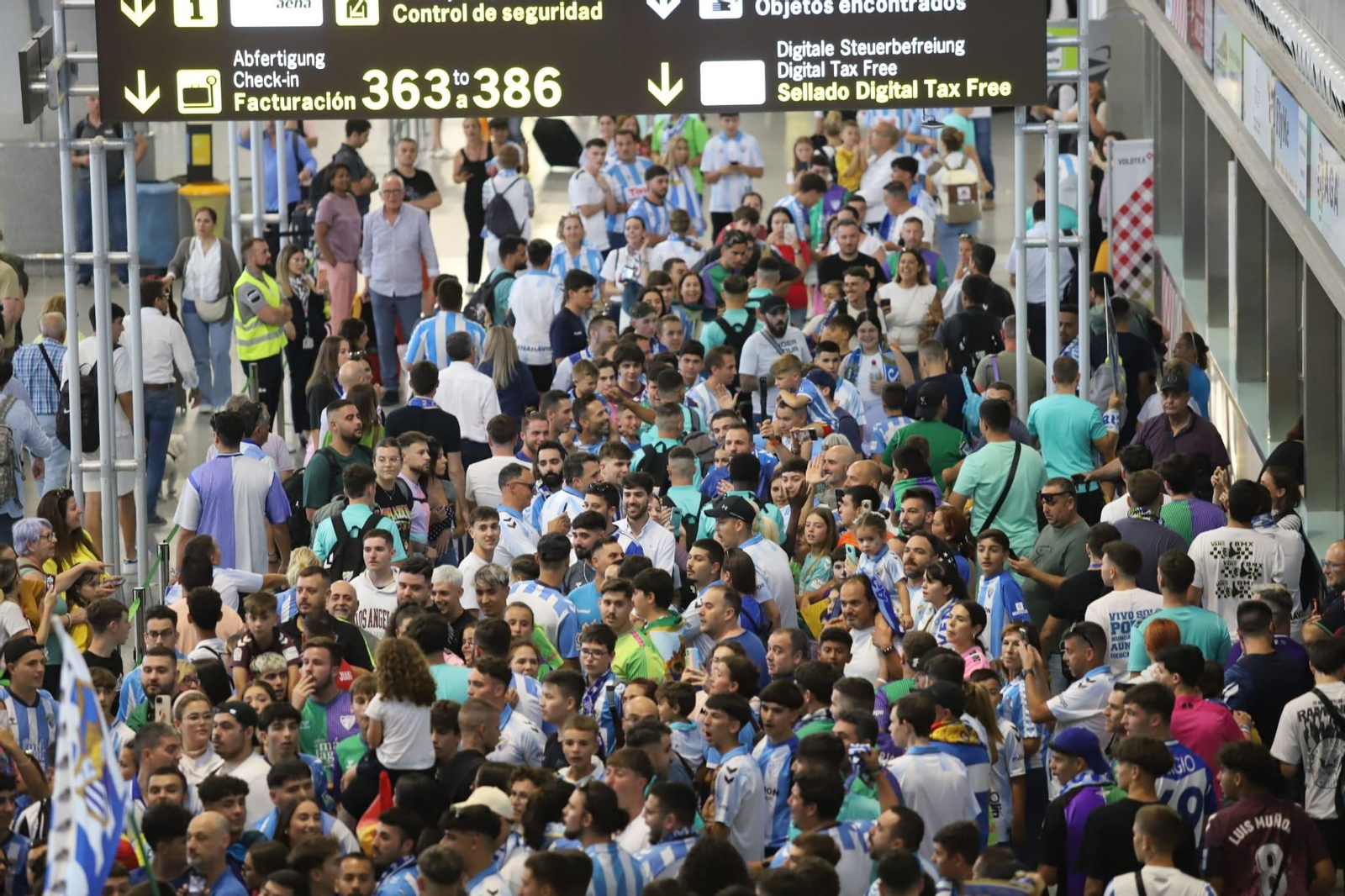 Las fotos de la afición despidiendo al Málaga en el aeropuerto