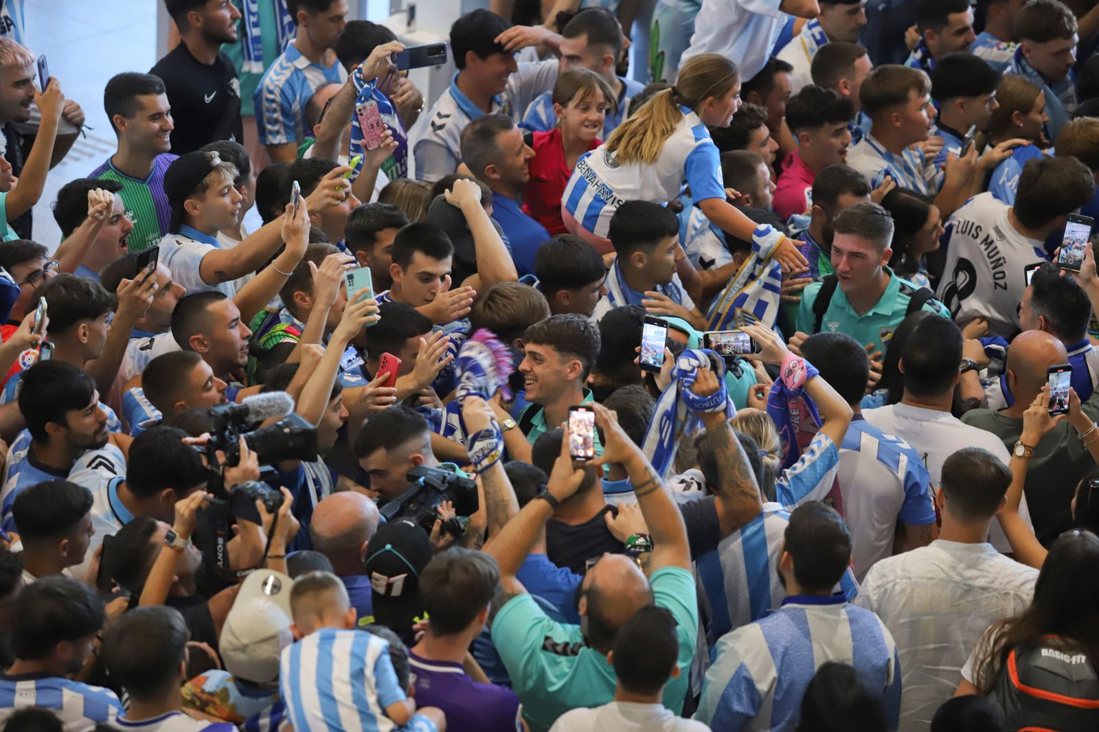 El espectacular preámbulo en el aeropuerto con la afición