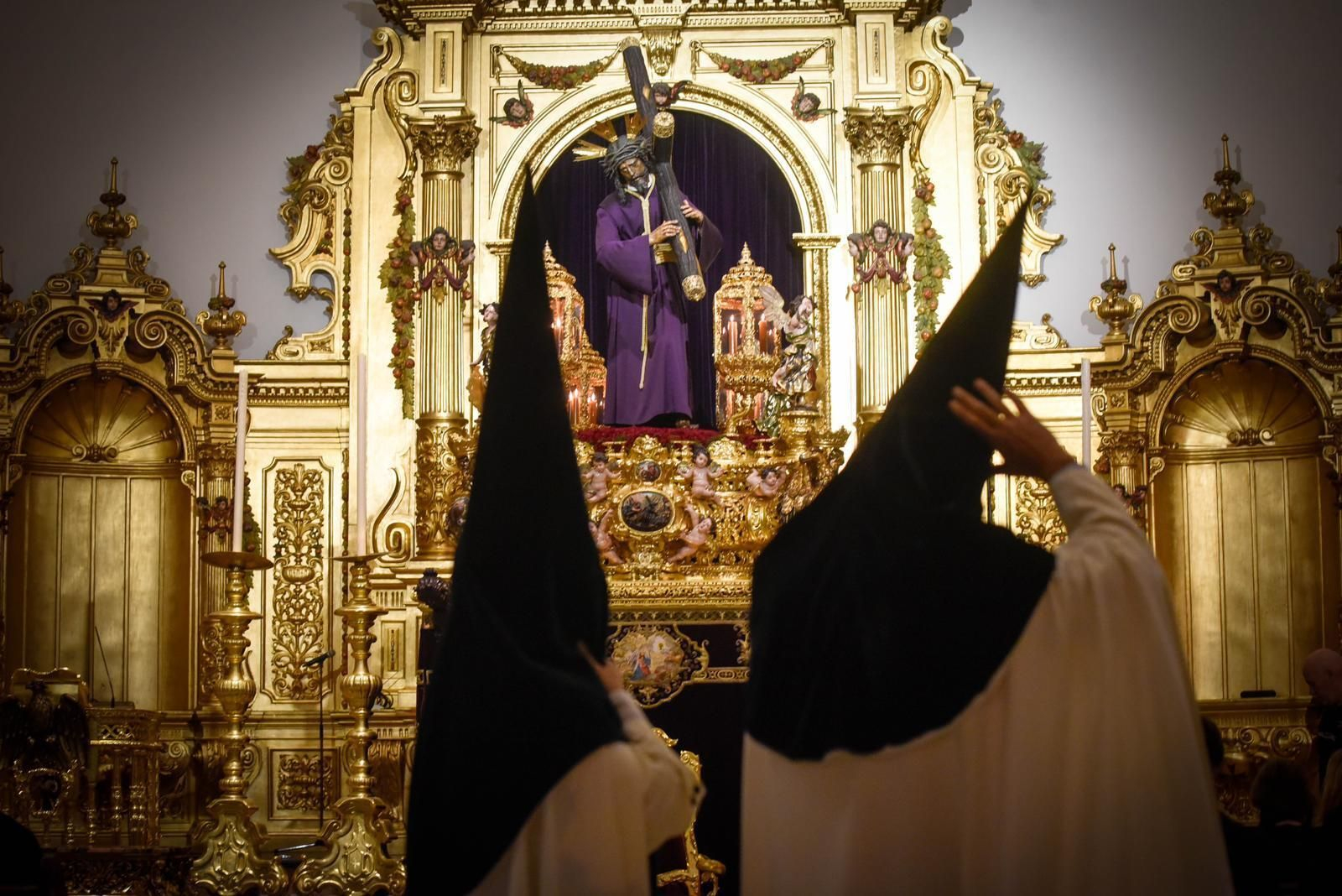 Dos nazarenos de La Macarena visitando al Gran Poder.