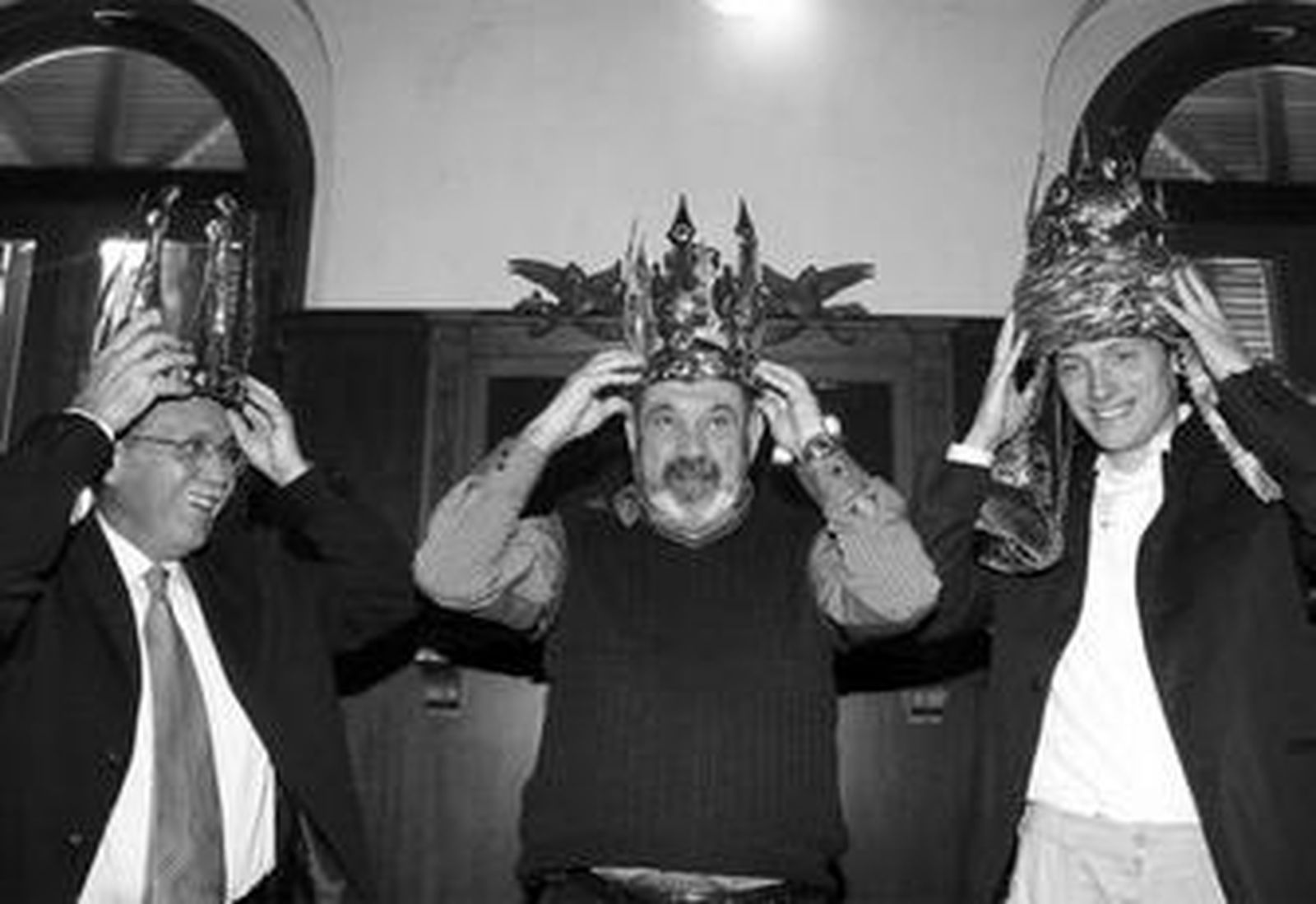 Sus Majestades de Oriente se prueban las coronas.