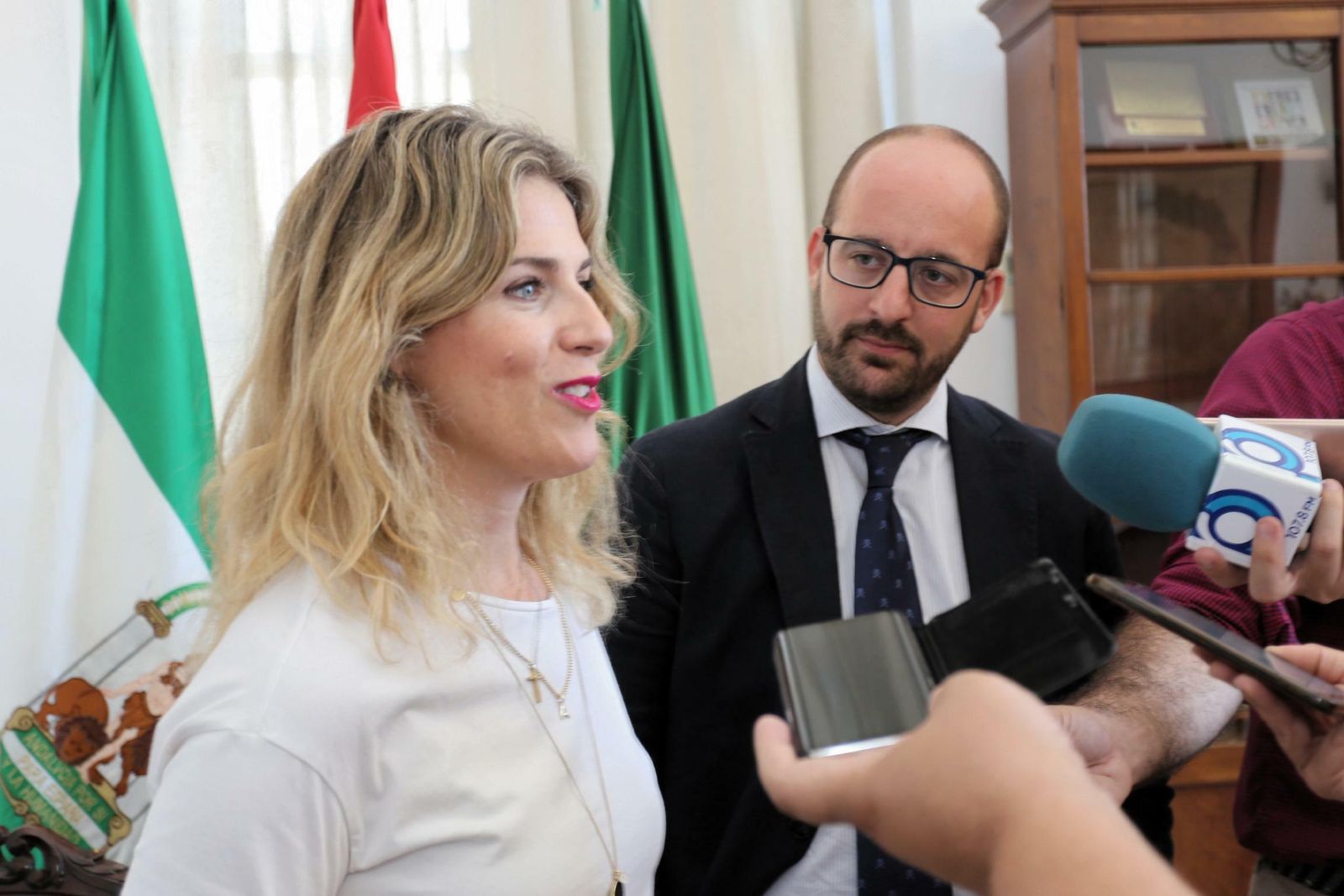 Ana Mestre, hoy con el alcalde de El Puerto, Germán Beardo.