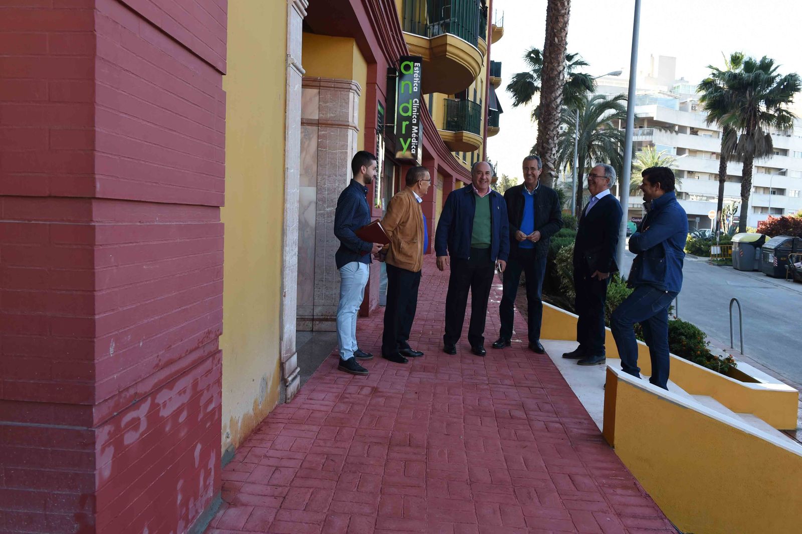 El alcalde, José Ignacio Landaluce, visitando un tramo ya reparado.