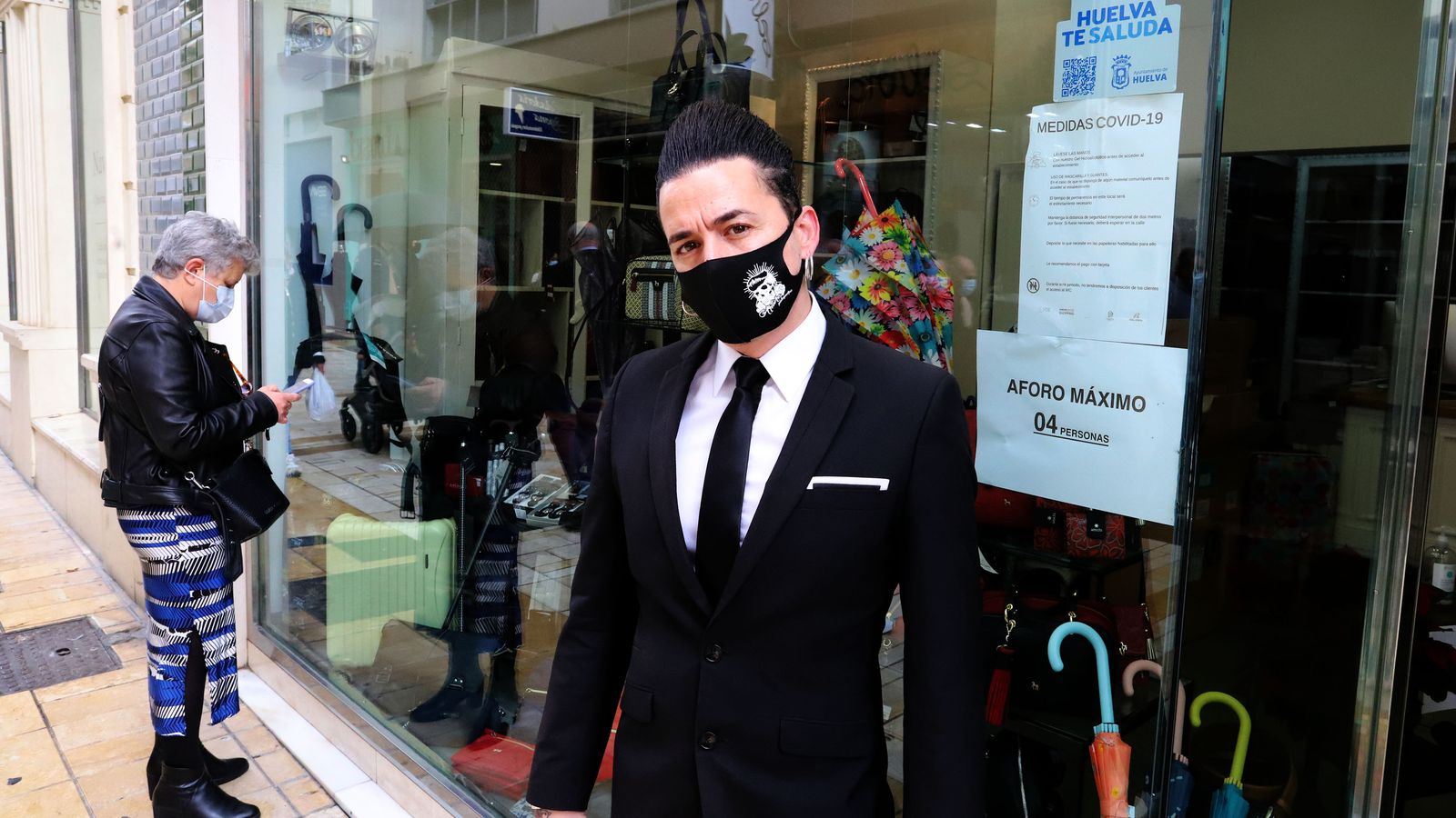 Carlos, del establecimiento de maletas y complementos Casti Guijarro, en pleno centro.