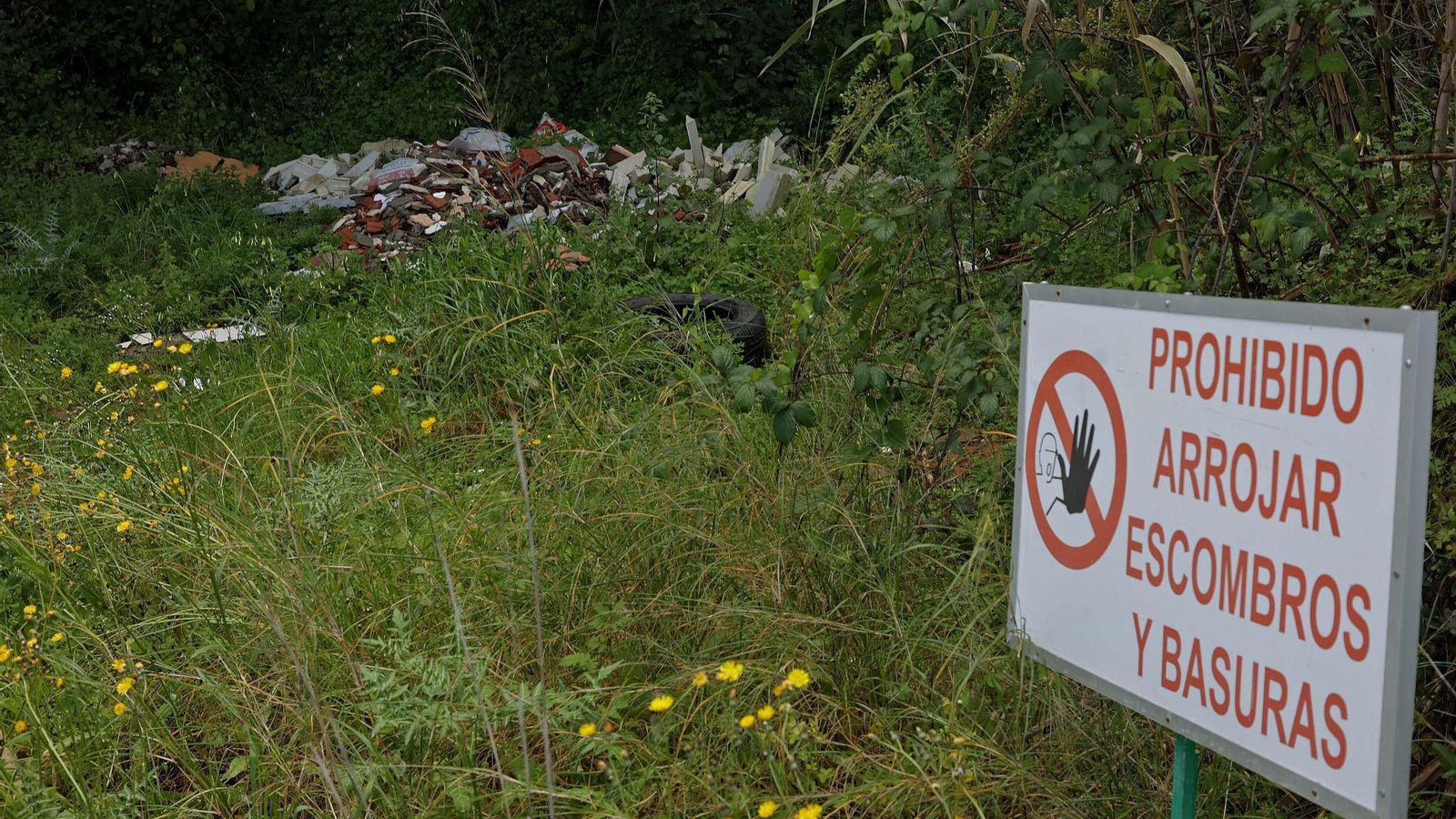 Escombros en otra parte del parque de La Menacha.