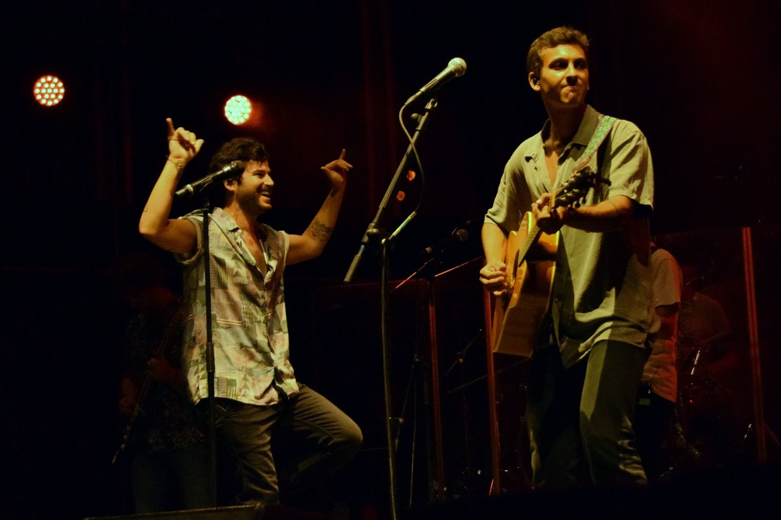 Willy Bárcenas y Antón Carreño, en el escenario del Cabaret Festival de la Plaza de Toros.