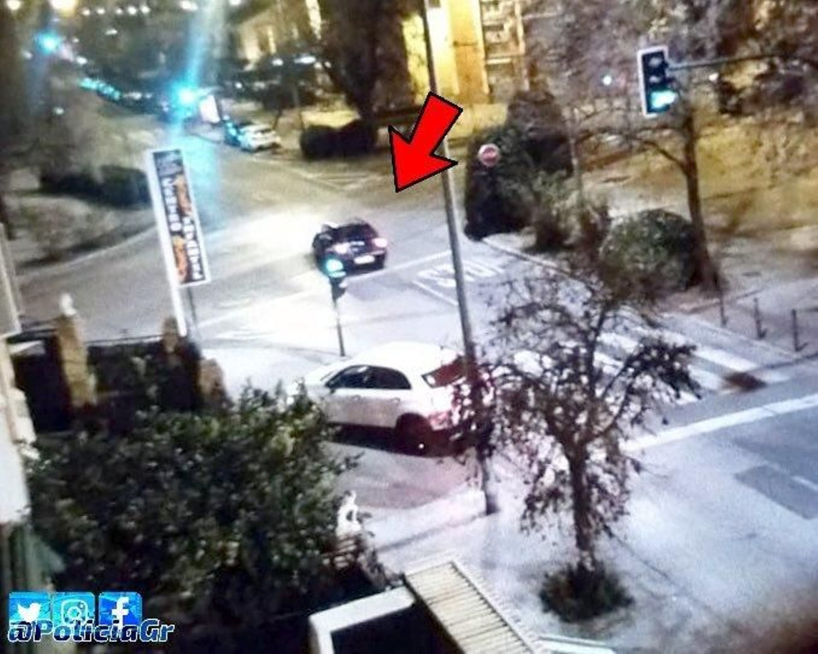 El Seat Córdoba que se dio a la fuga tras colisionar contra otro vehículo estacionado