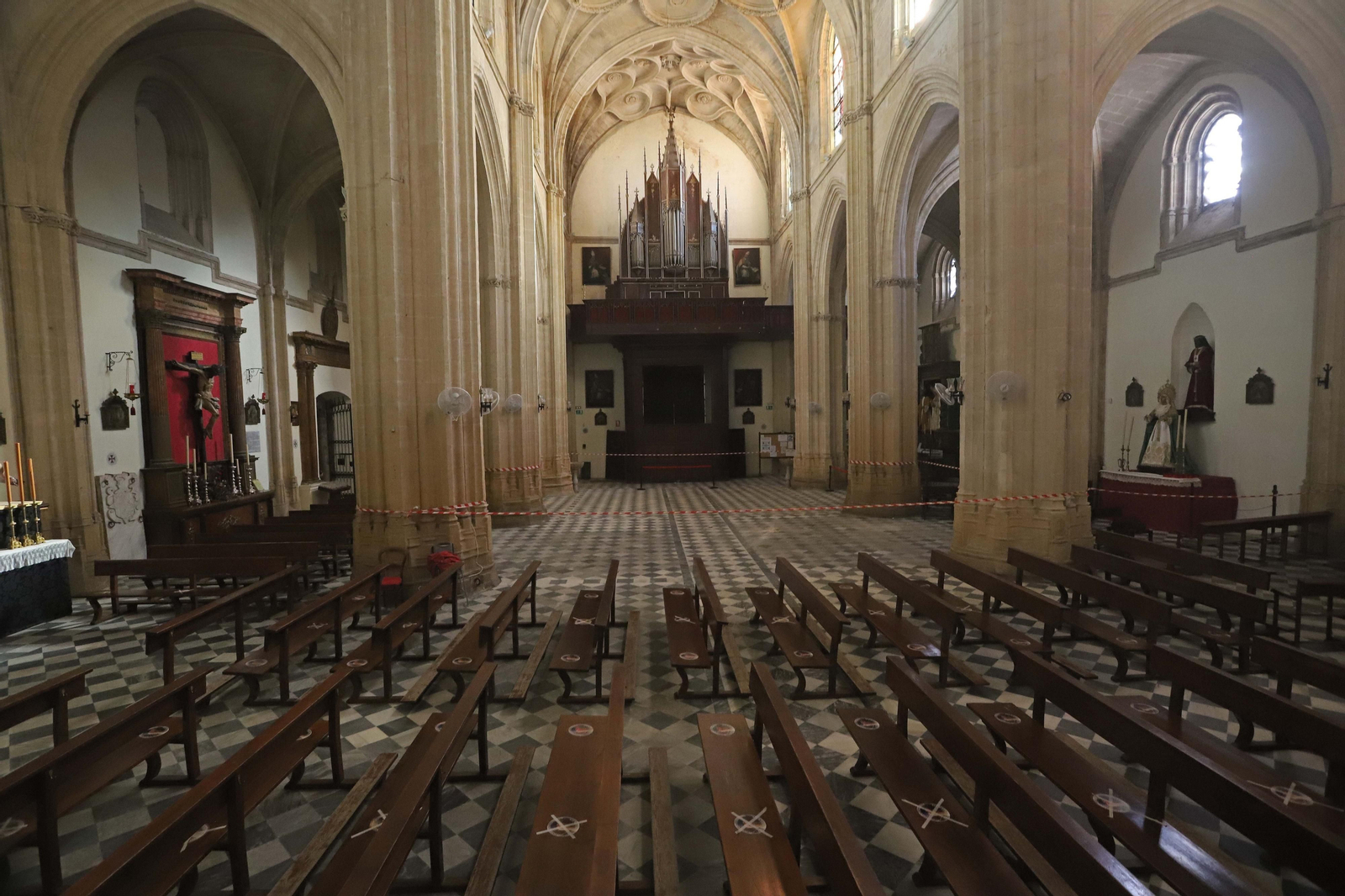 Fotos de los daños en las vidrieras de la iglesia de San Mateo, en Tarifa
