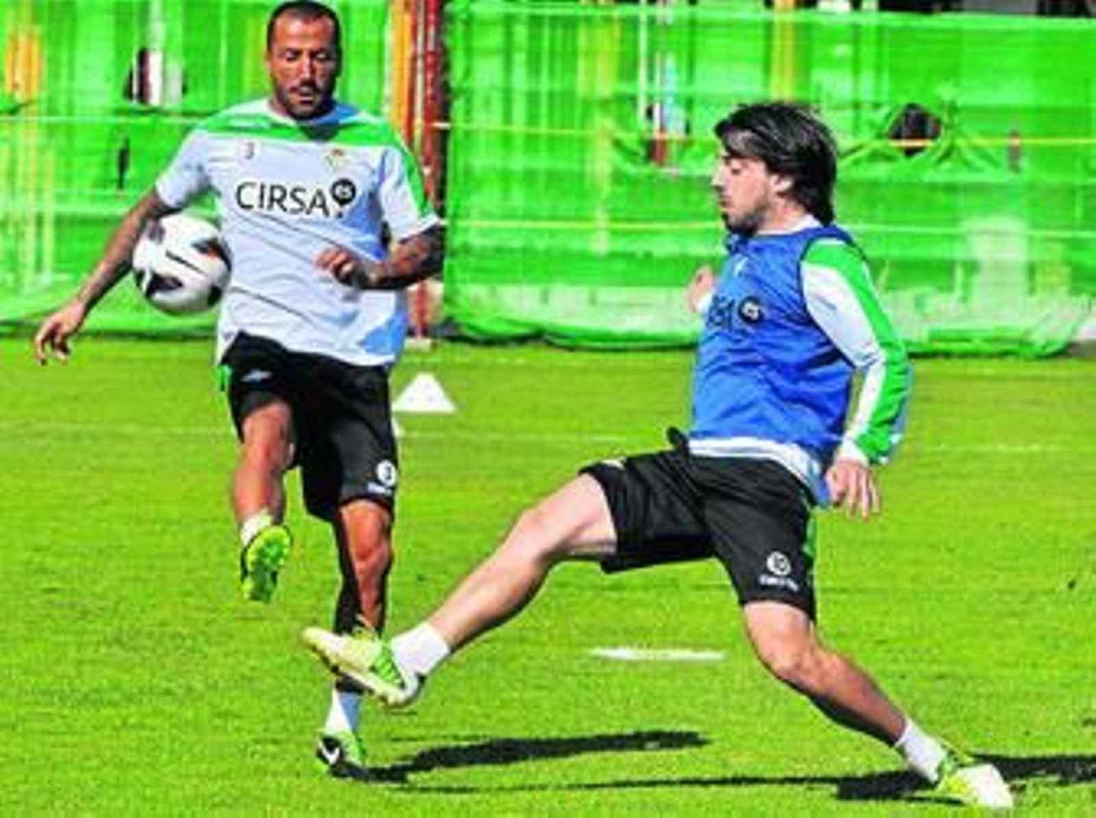 Mario presiona a Beñat en el entrenamiento.