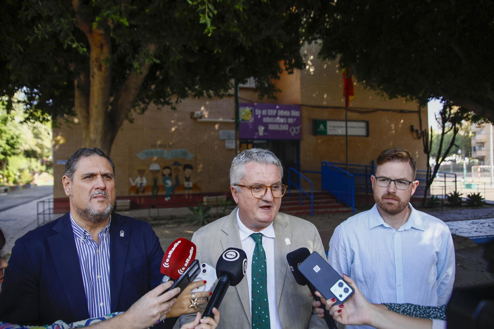 Las imágenes de la campaña de vacunación antigripal a los niños en el CEIP Adela Díaz de Almería