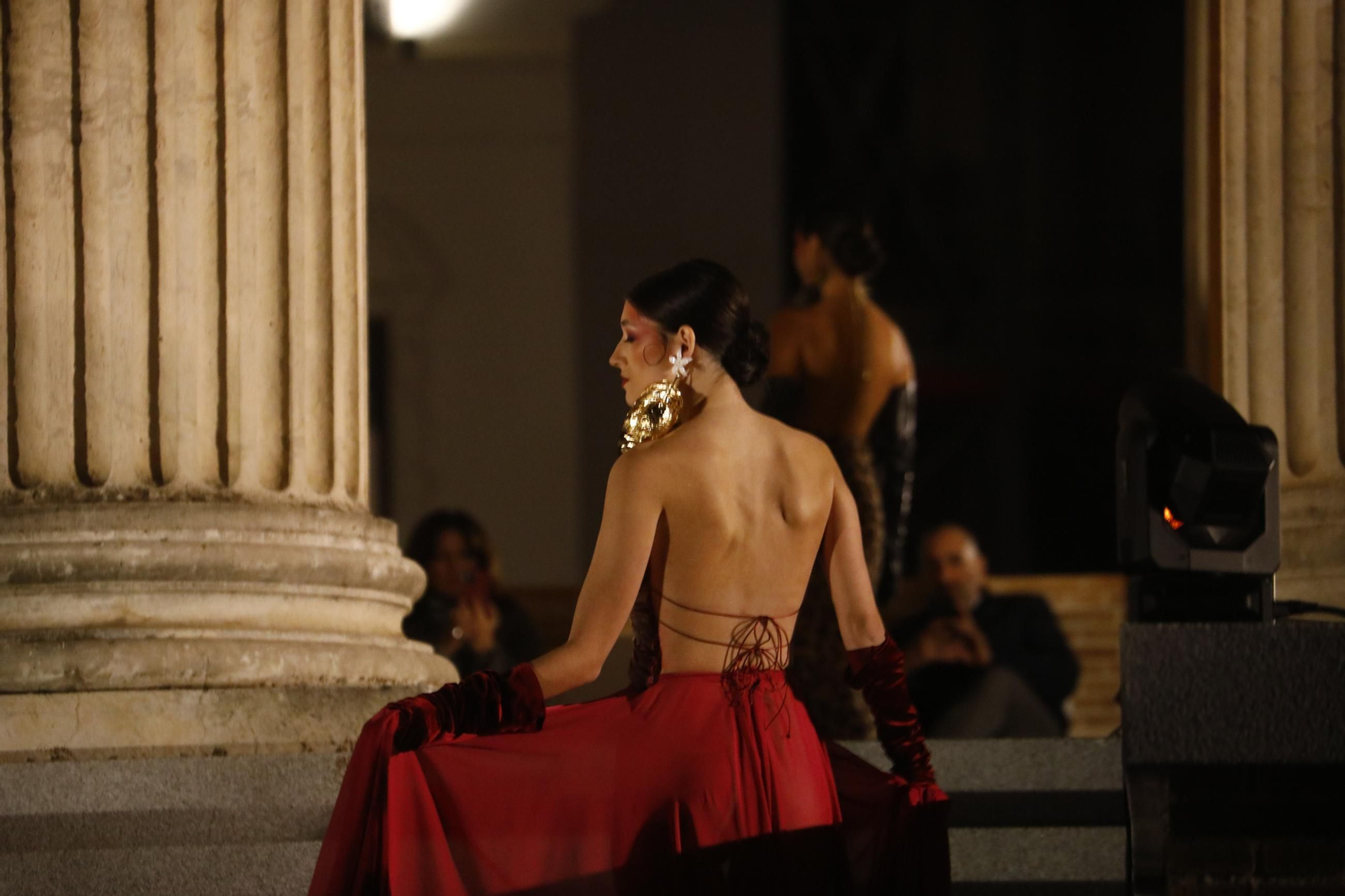 Las mejores imágenes del desfile de Mancini en el Templo Romano de Córdoba