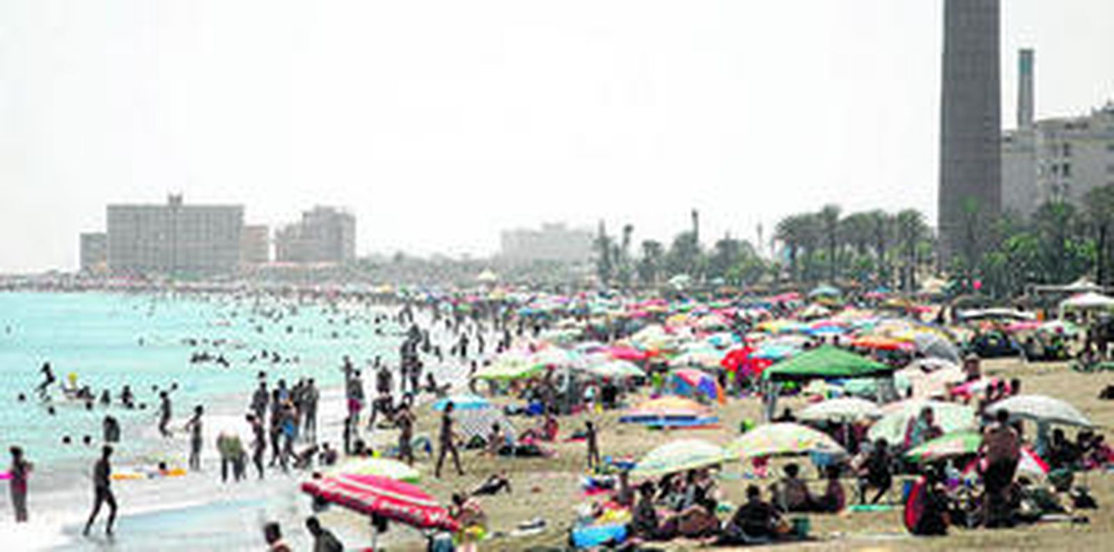 Bañistas en la playa de La Misericordia.