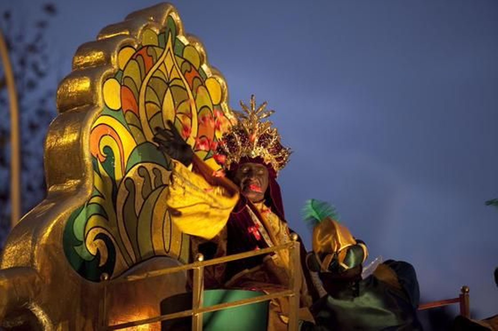 El conocido como el rey "negro" lanza caramelos durante el recorrido.

Foto: Jaime Martínez