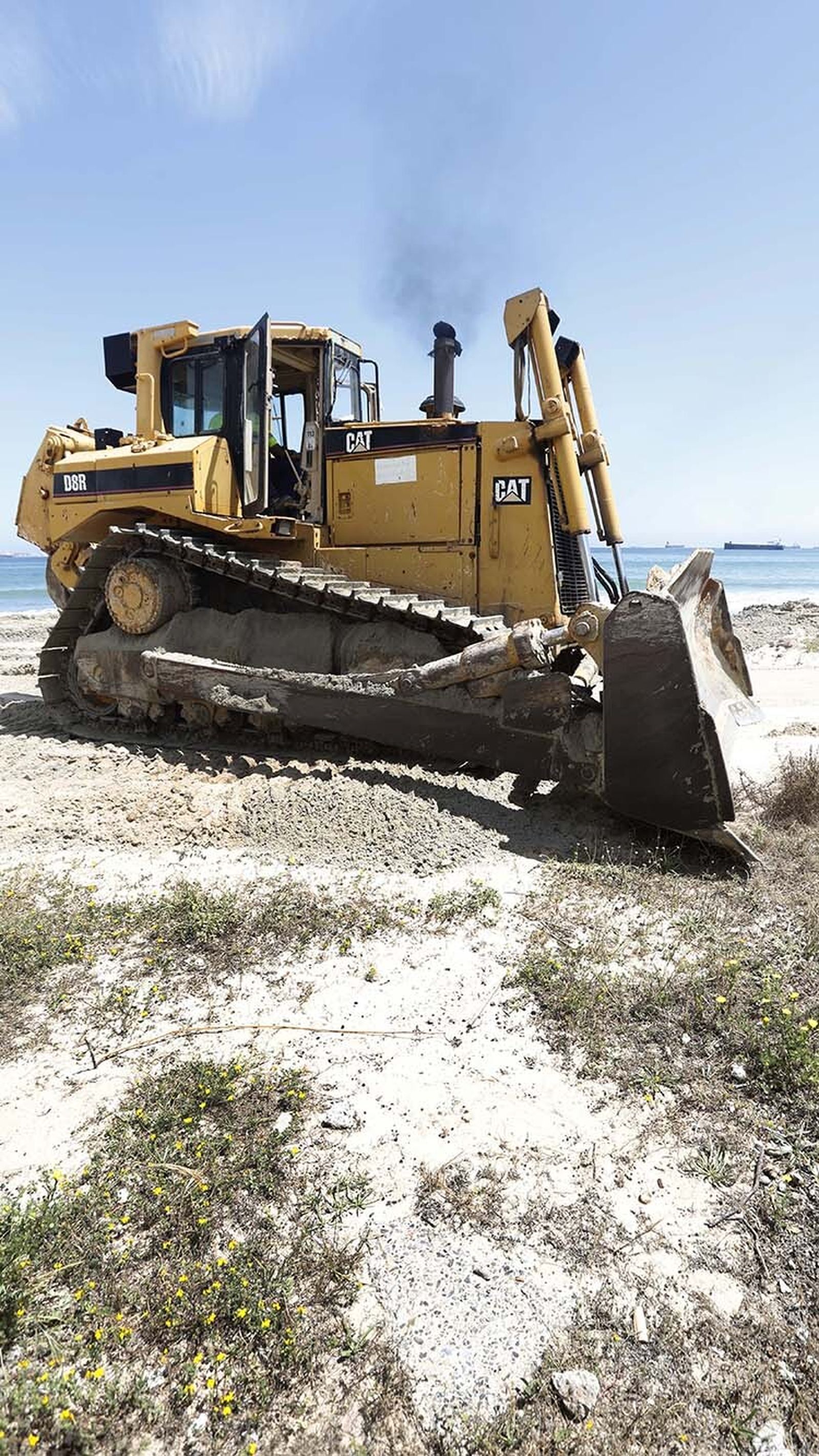 Las fotos del trasvase de arena en la playa de El Rinconcillo