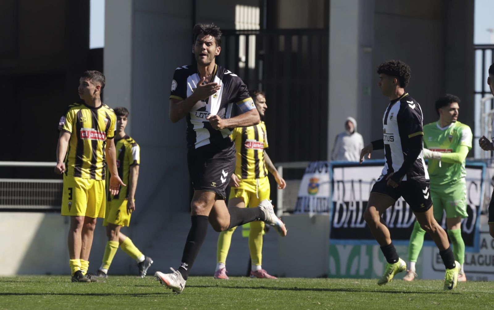 Julio Algar celebra su gol, el del empate
