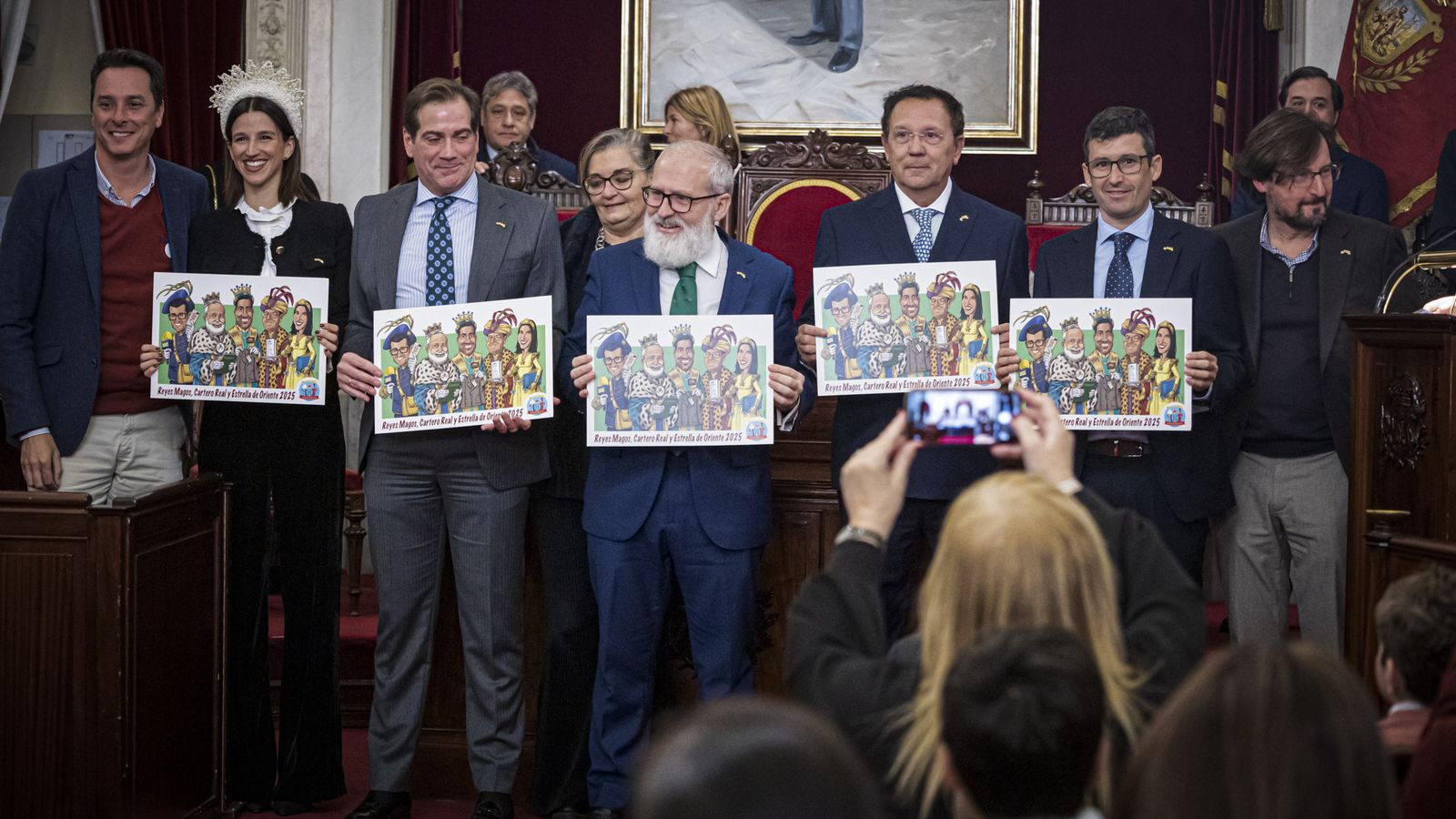 Las imágenes del traspaso de coronas de SM los Reyes Magos de Cádiz