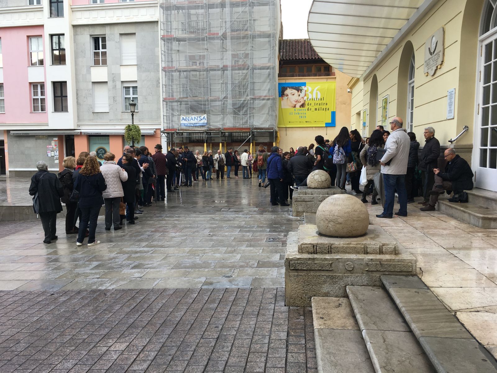 Colas en el Cervantes para la recogida de invitaciones.
