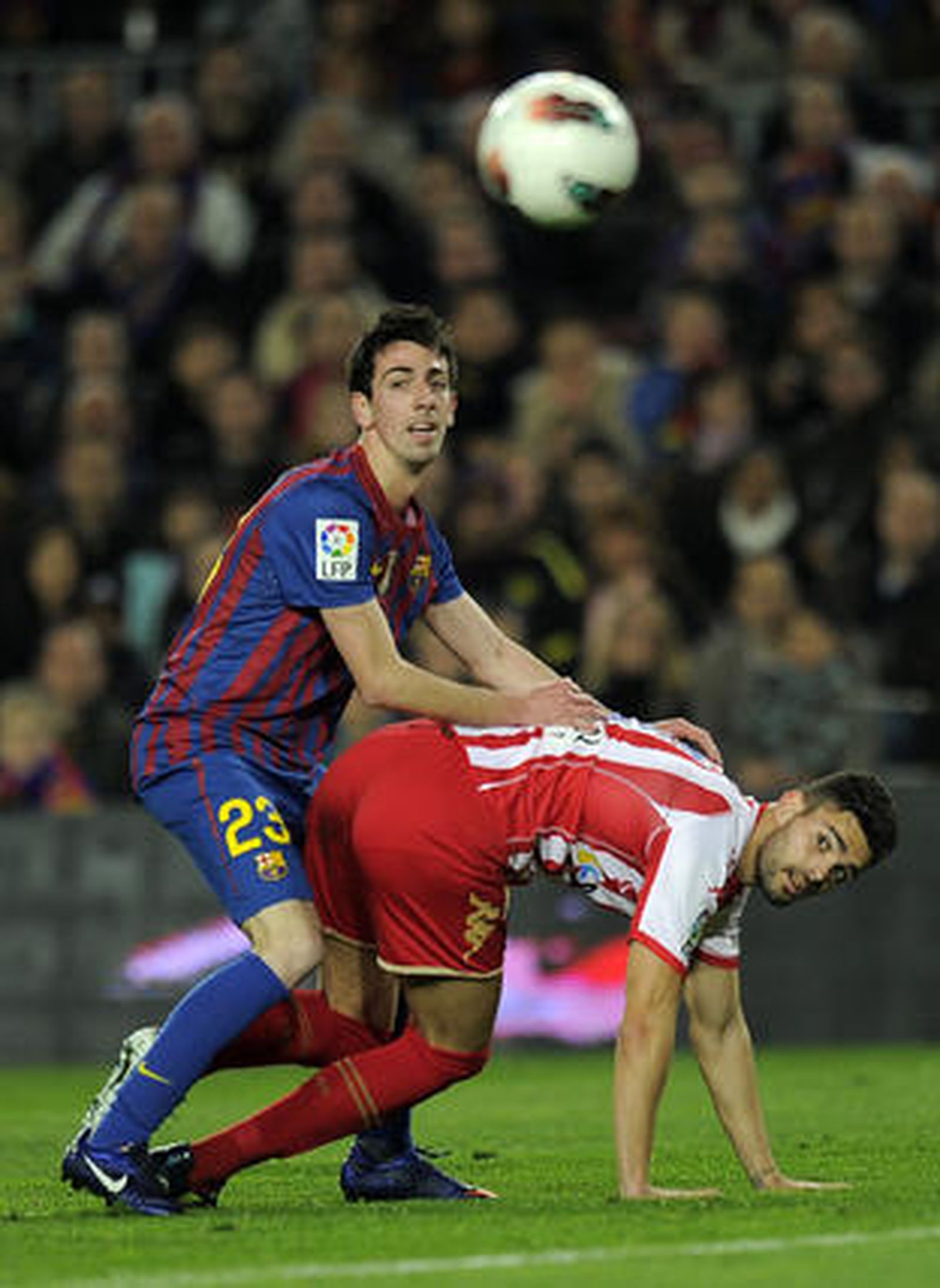 El Barcelona sufre para ganar con diez al Sporting de Gijón. / AFP