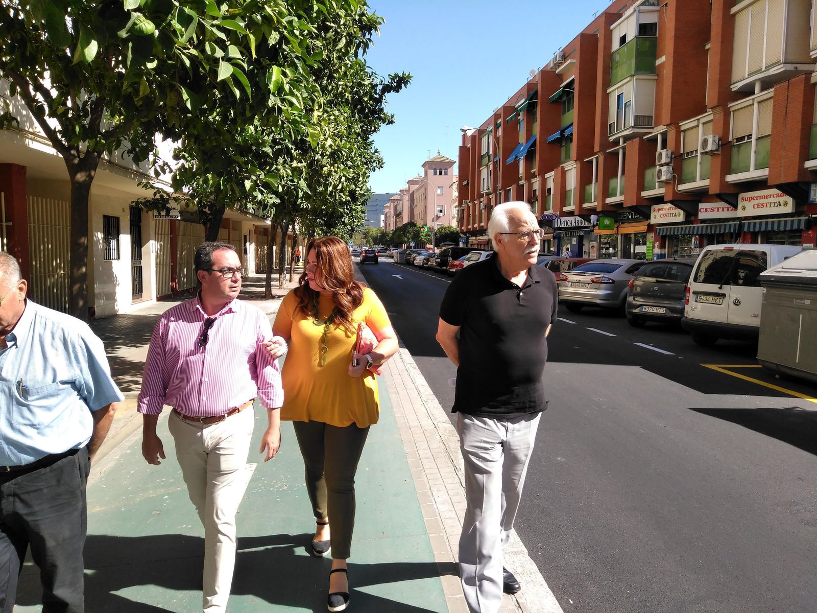 El concejal Joaquín Castillo, a la derecha, visitando las calles.