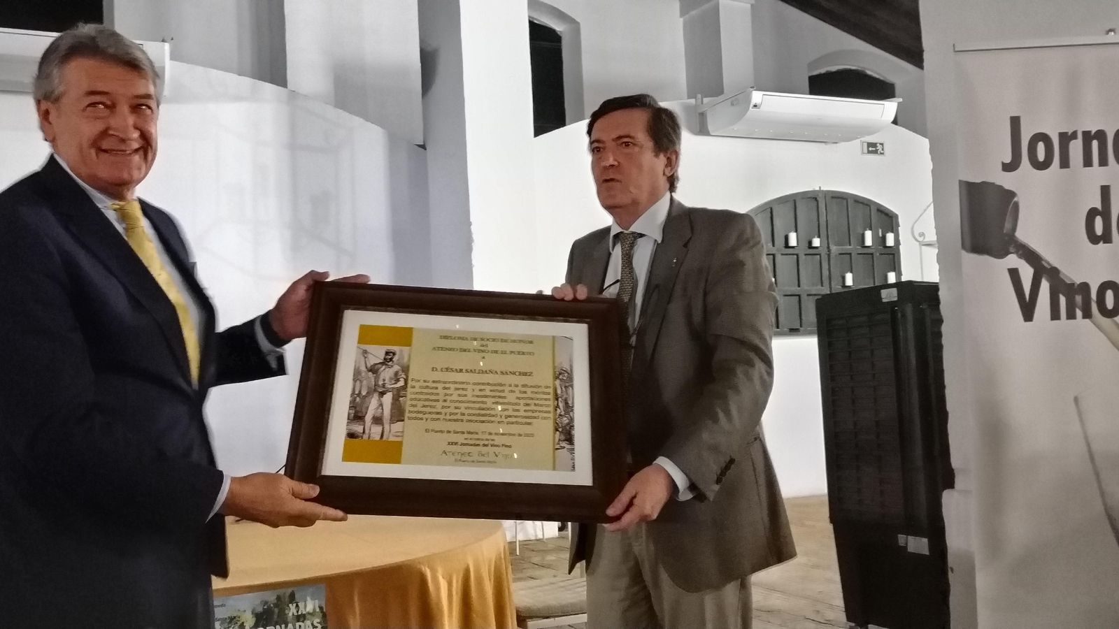 El presidente del Ateneo, entregando el título de socio de honor a César Saldaña.