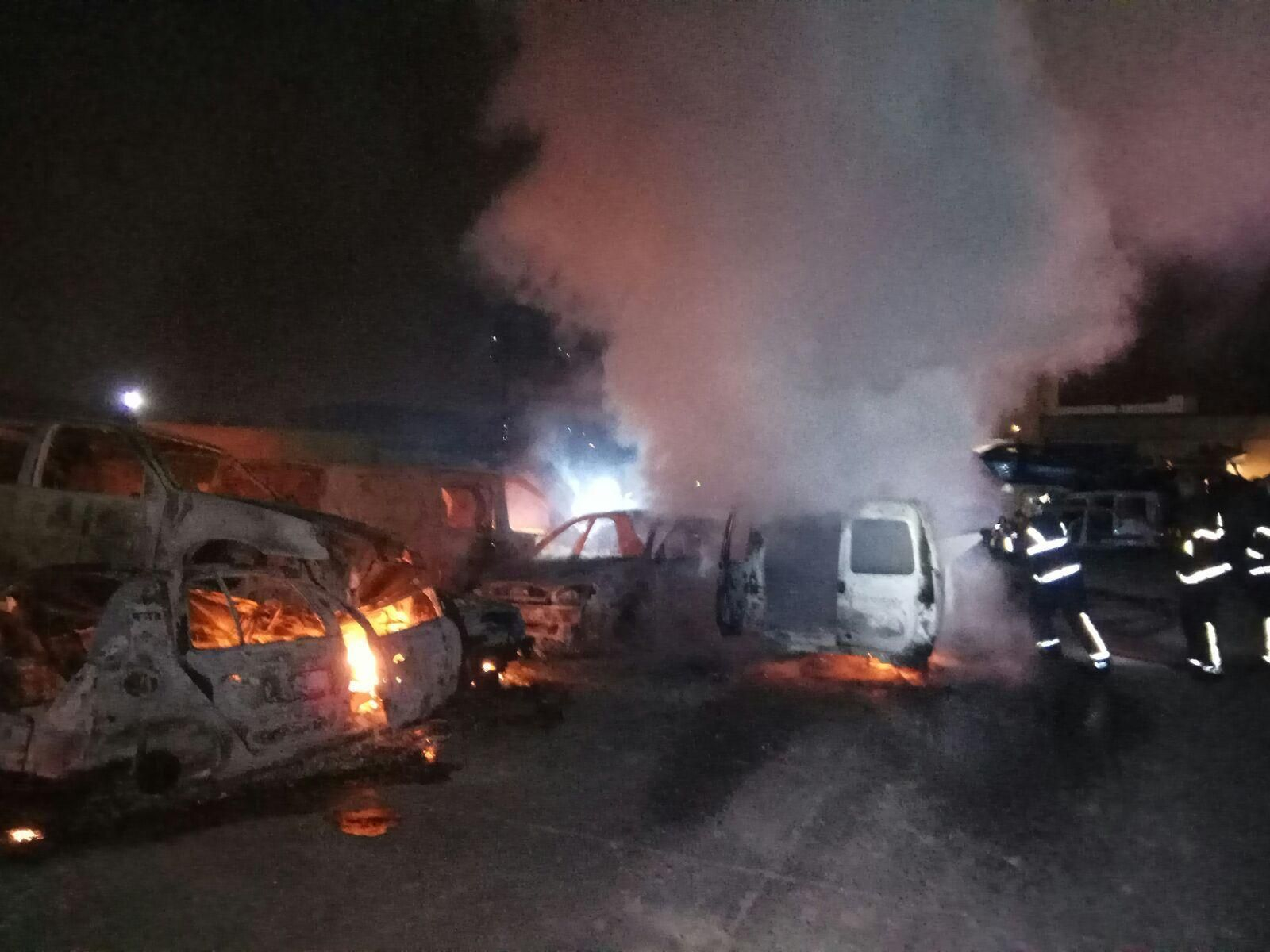 Estado en el que quedaron los vehículos del desaguace tras el incendio.