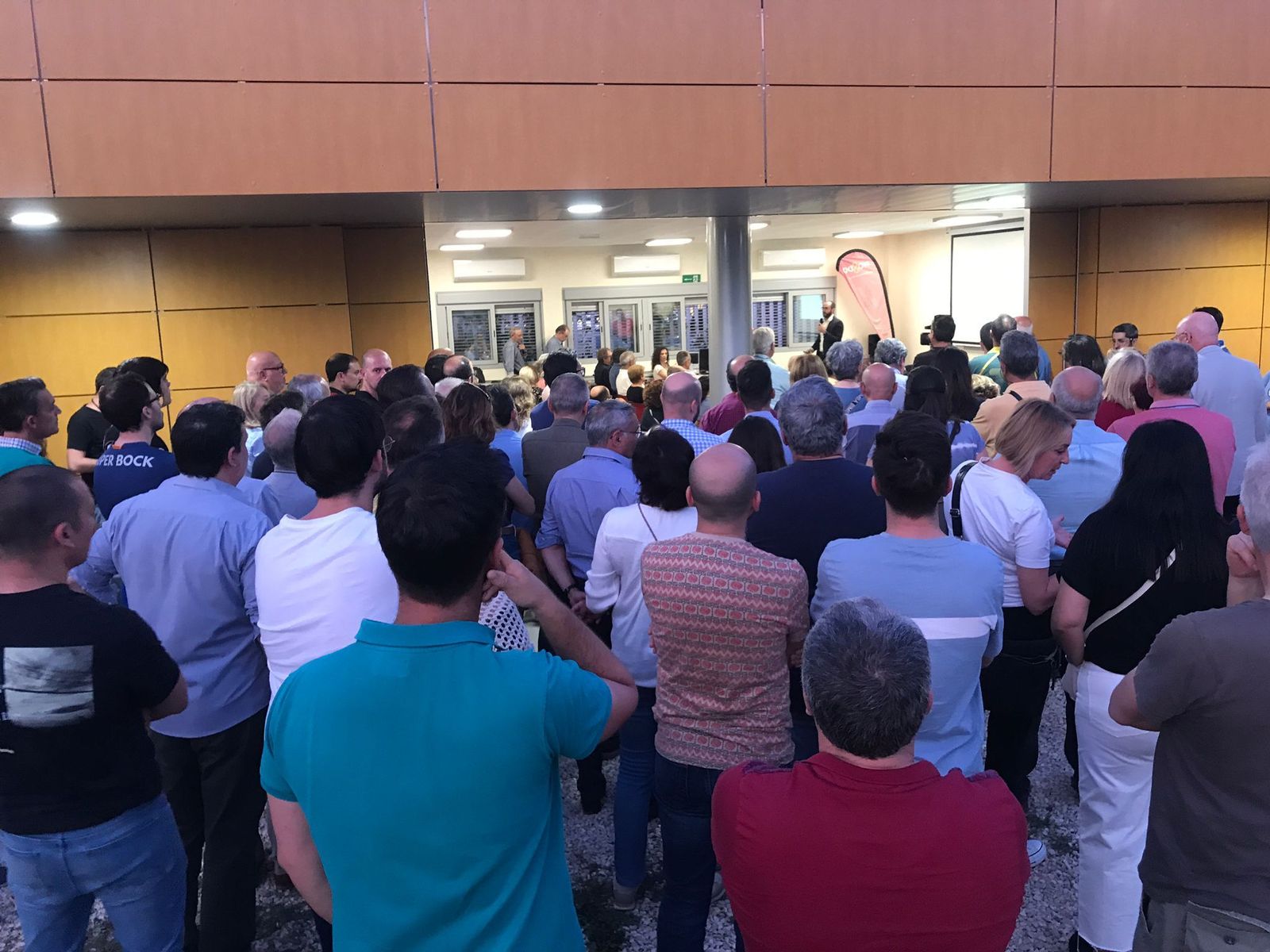 Los vecinos abarrotaron el local donde 'Sevilla quiere Metro' convocó este lunes la jornada informativa de la línea 2.