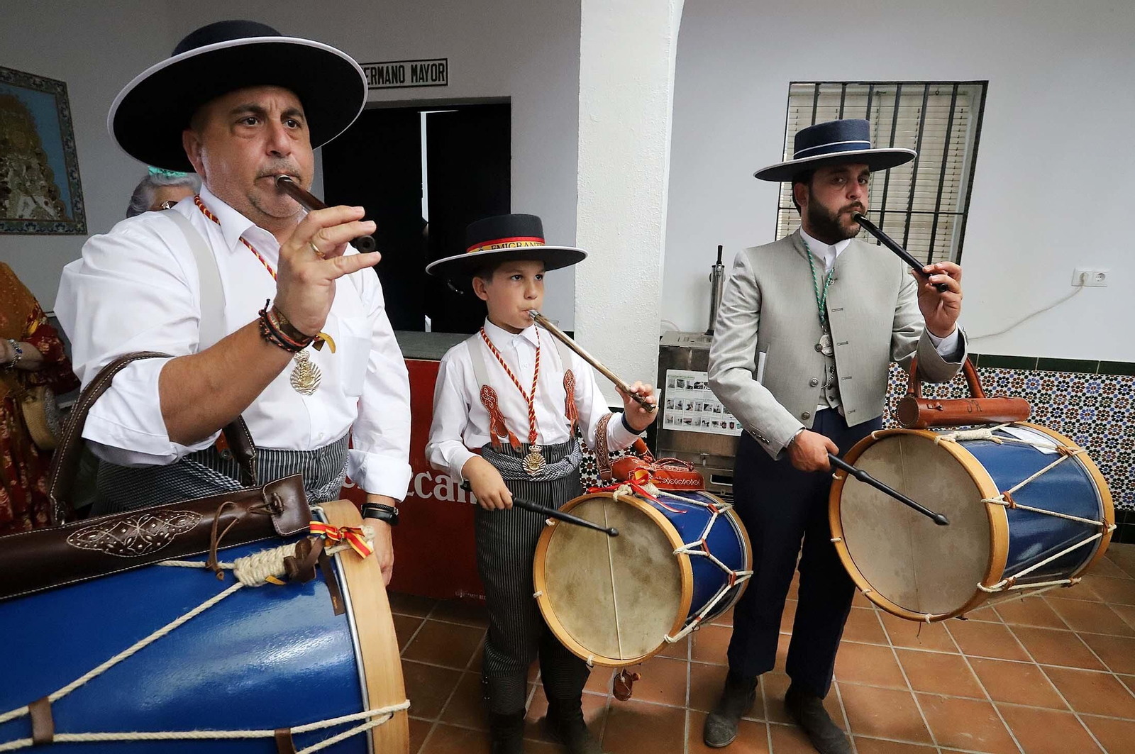 Imágenes del ambiente El Rocío y en Casas de Hermandades