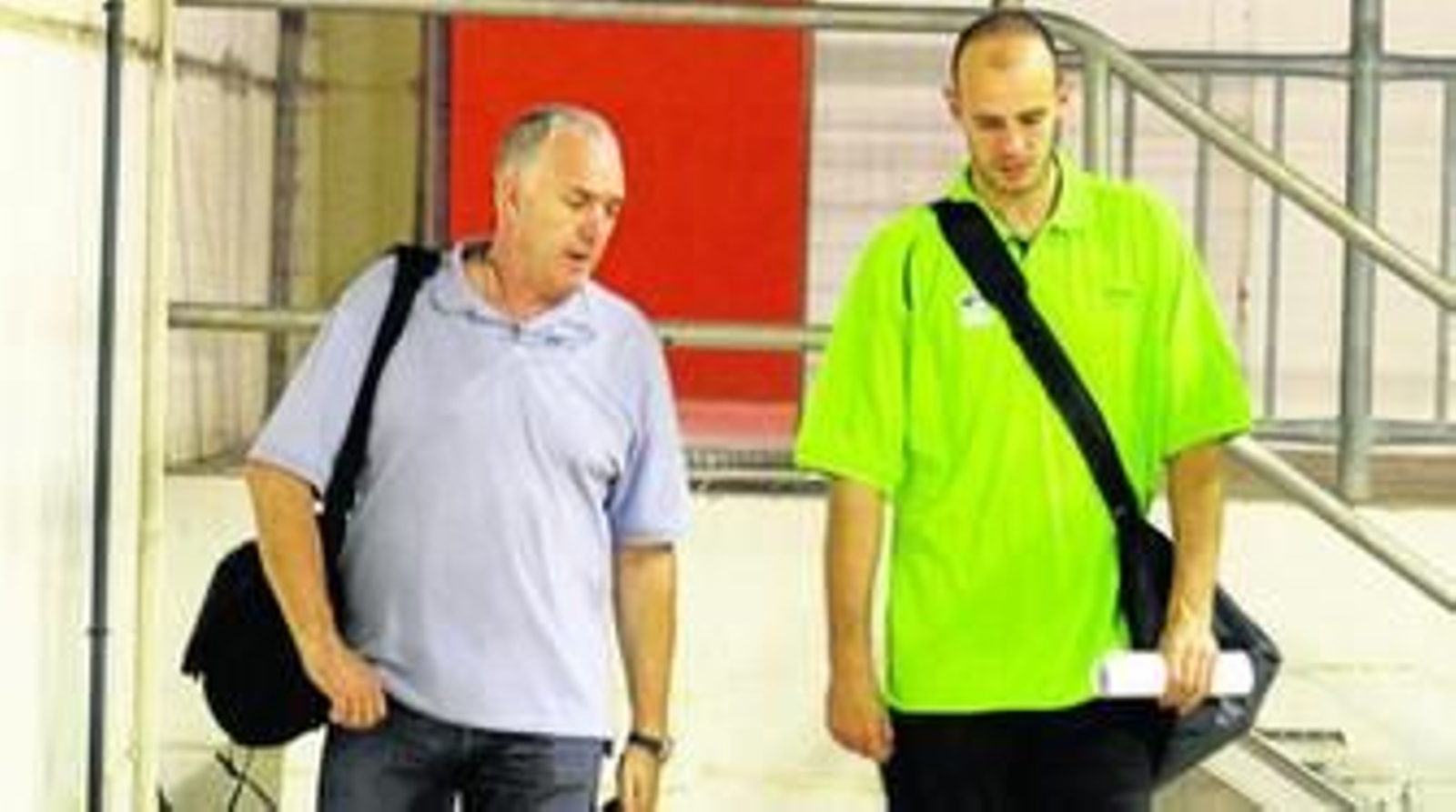 Carlos Jiménez y Manolo Rubia, a la salida de un entrenamiento en el Carpena. Carlos Jiménez y Manolo Rubia, a la salida de un entrenamiento en el Carpena.